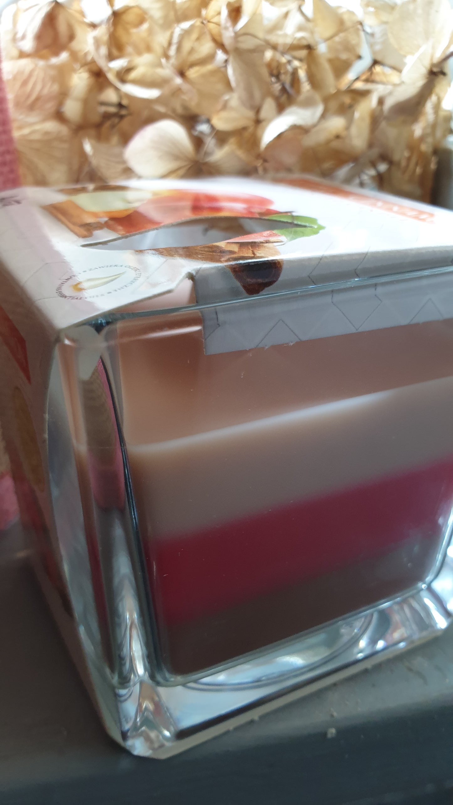 AURA APPLE AND CINNAMON SCENTED CANDLE