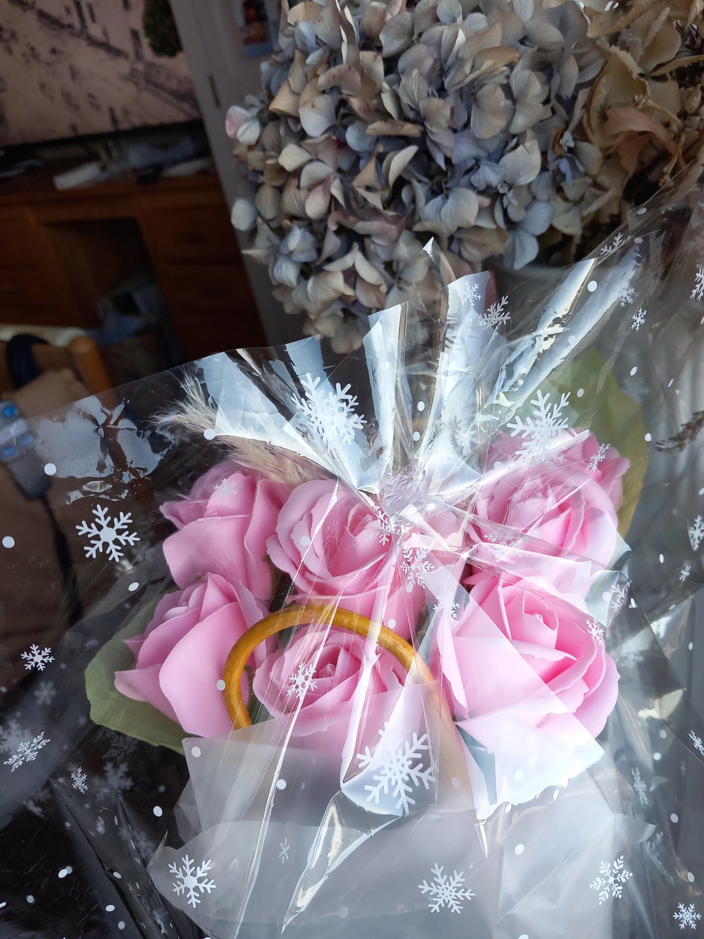 BLACK JUTE BAG PINK SOAP ROSES