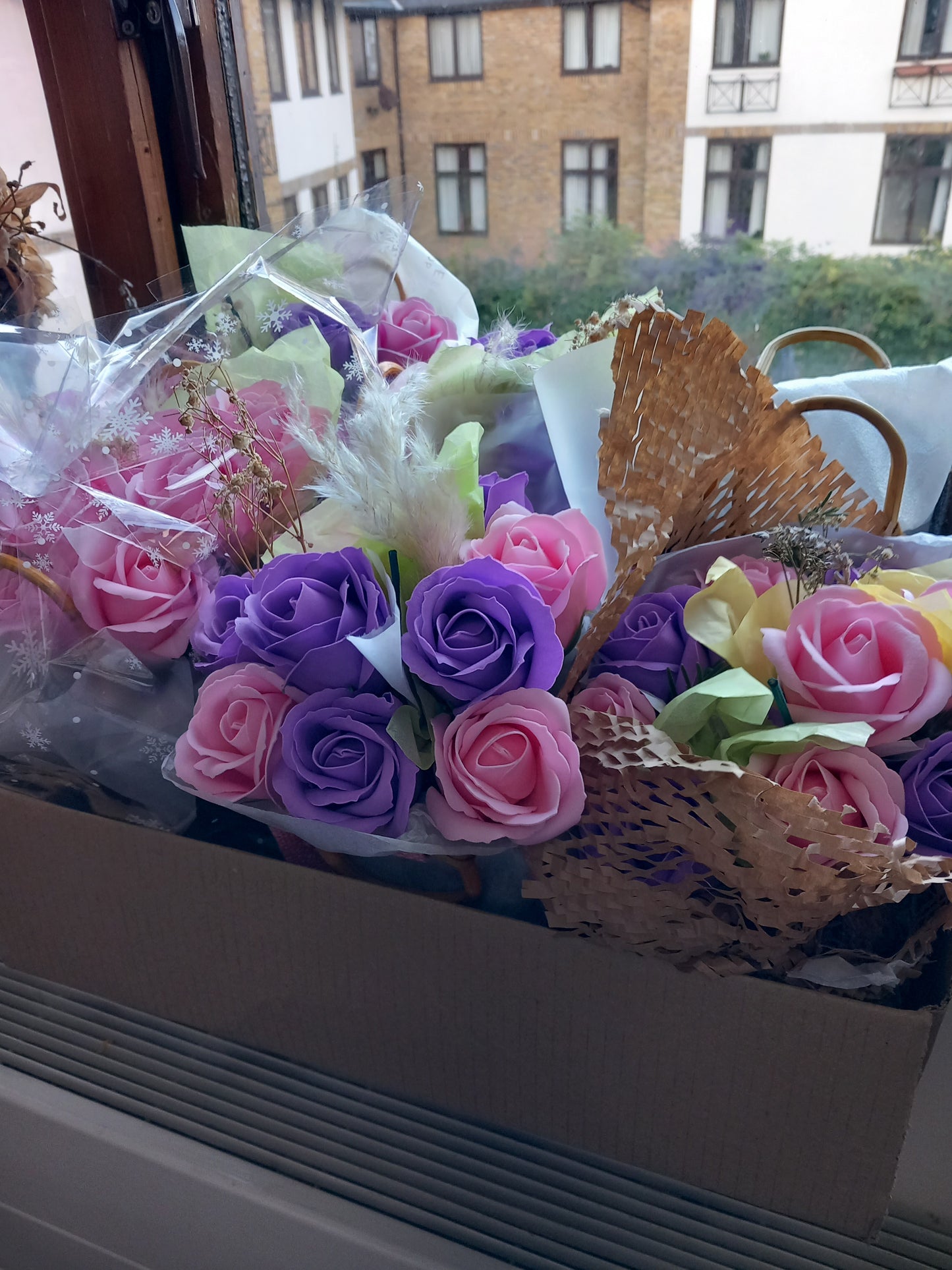 BLACK JUTE BAG PINK SOAP ROSES