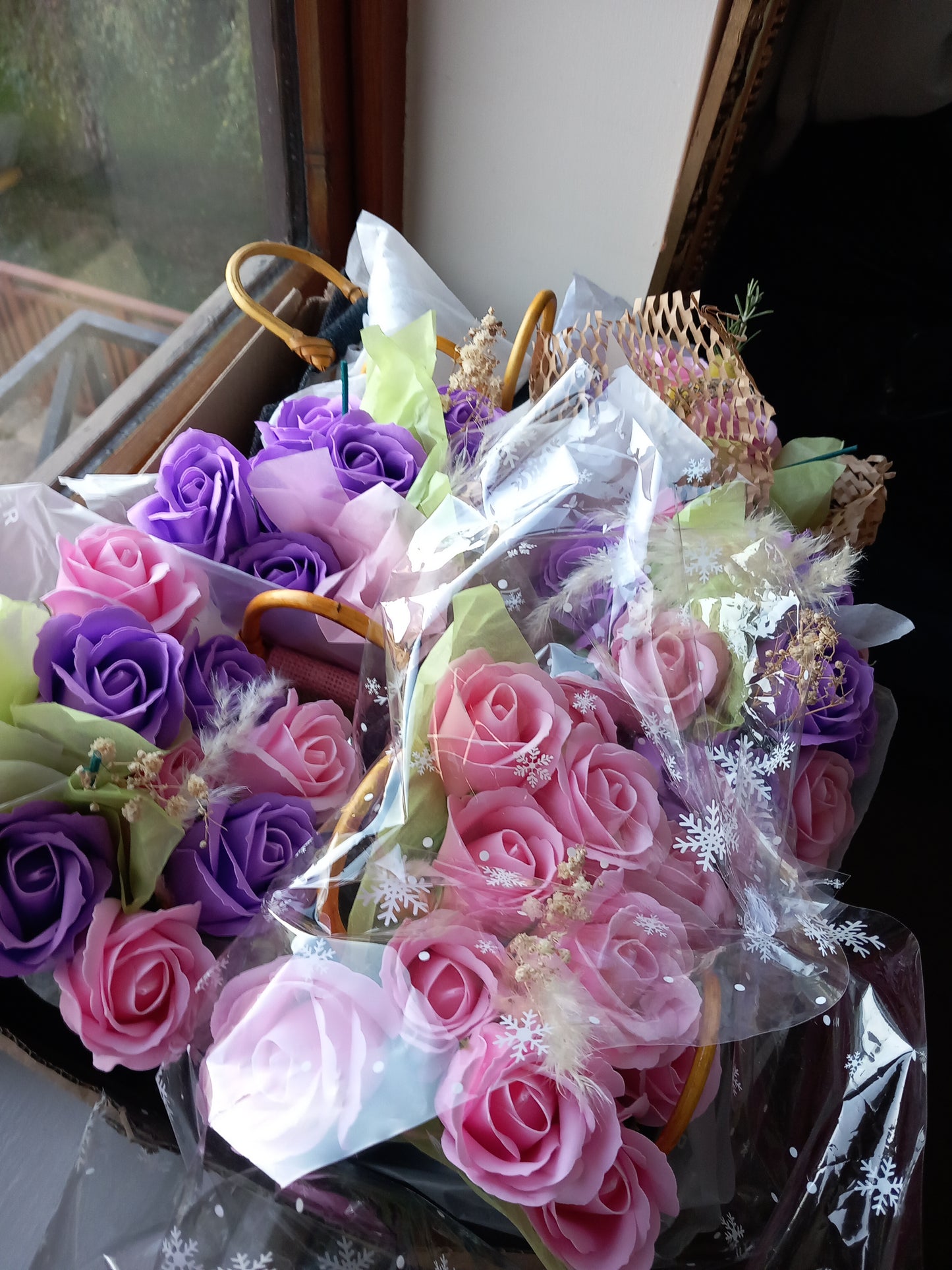 BLACK JUTE BAG PINK SOAP ROSES