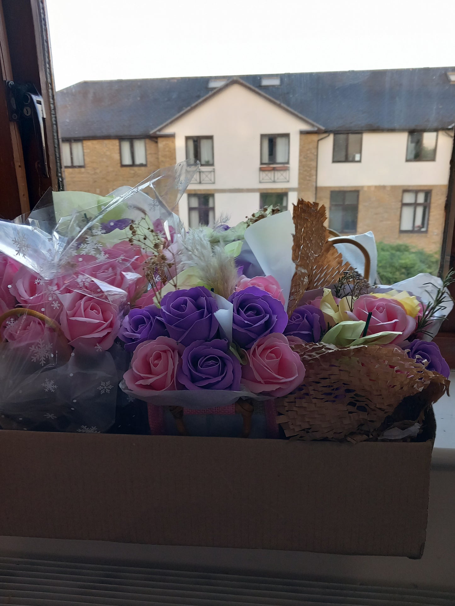 BLACK JUTE BAG PINK SOAP ROSES