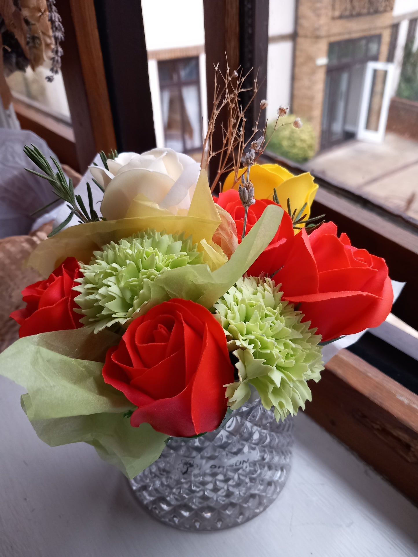 ROSE MIXED FLOWER HEADS SOAP SUNSET ORANGE YELLOW CREAM IN GLASSWARE