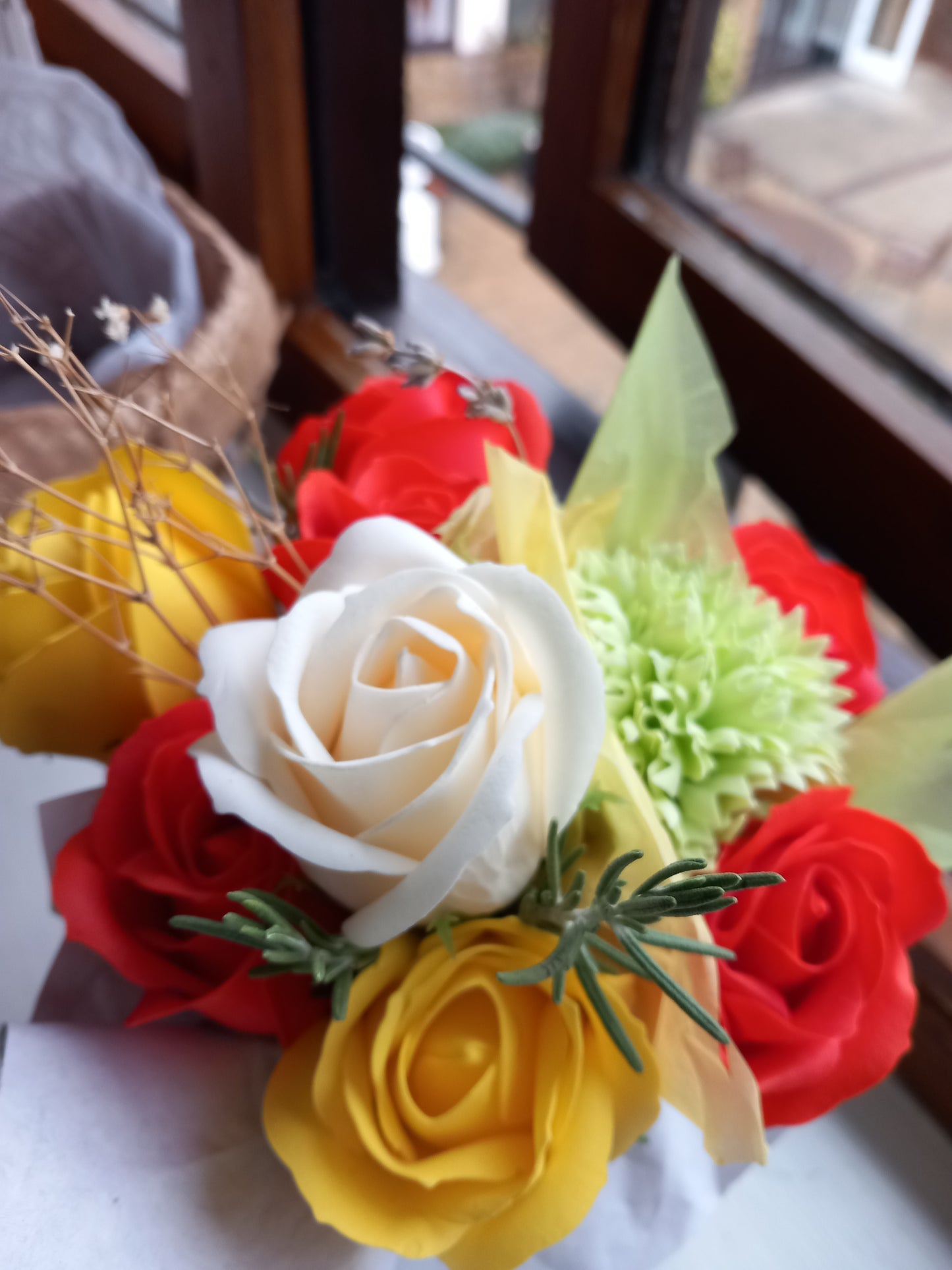 ROSE MIXED FLOWER HEADS SOAP SUNSET ORANGE YELLOW CREAM IN GLASSWARE