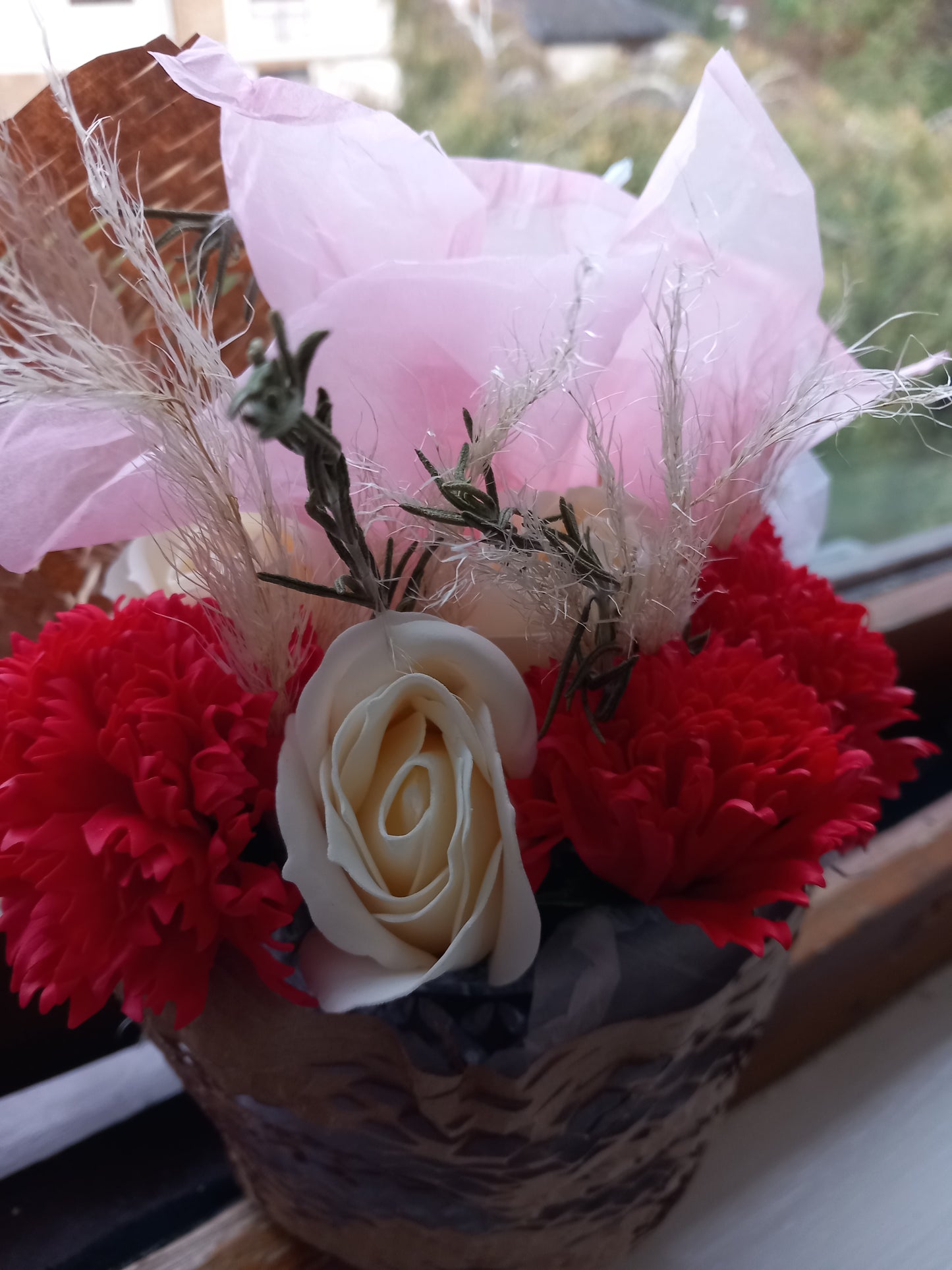RED GREEN MIX FLOWER SOAP IN GLASSWARE