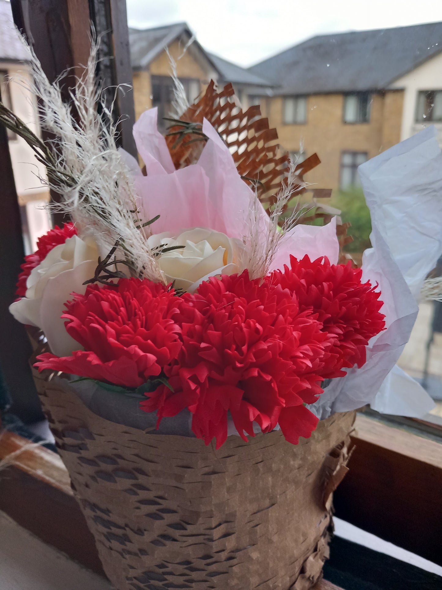 RED GREEN MIX FLOWER SOAP IN GLASSWARE