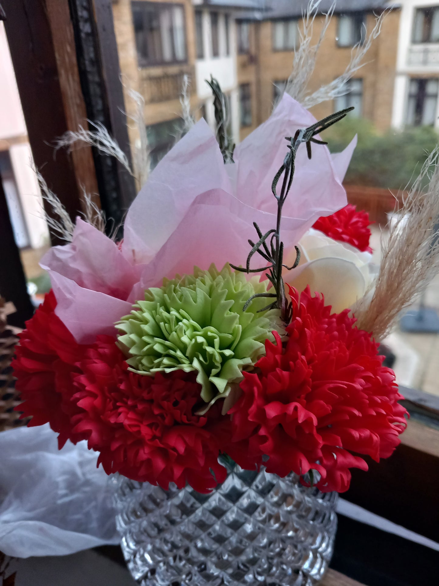 RED GREEN MIX FLOWER SOAP IN GLASSWARE