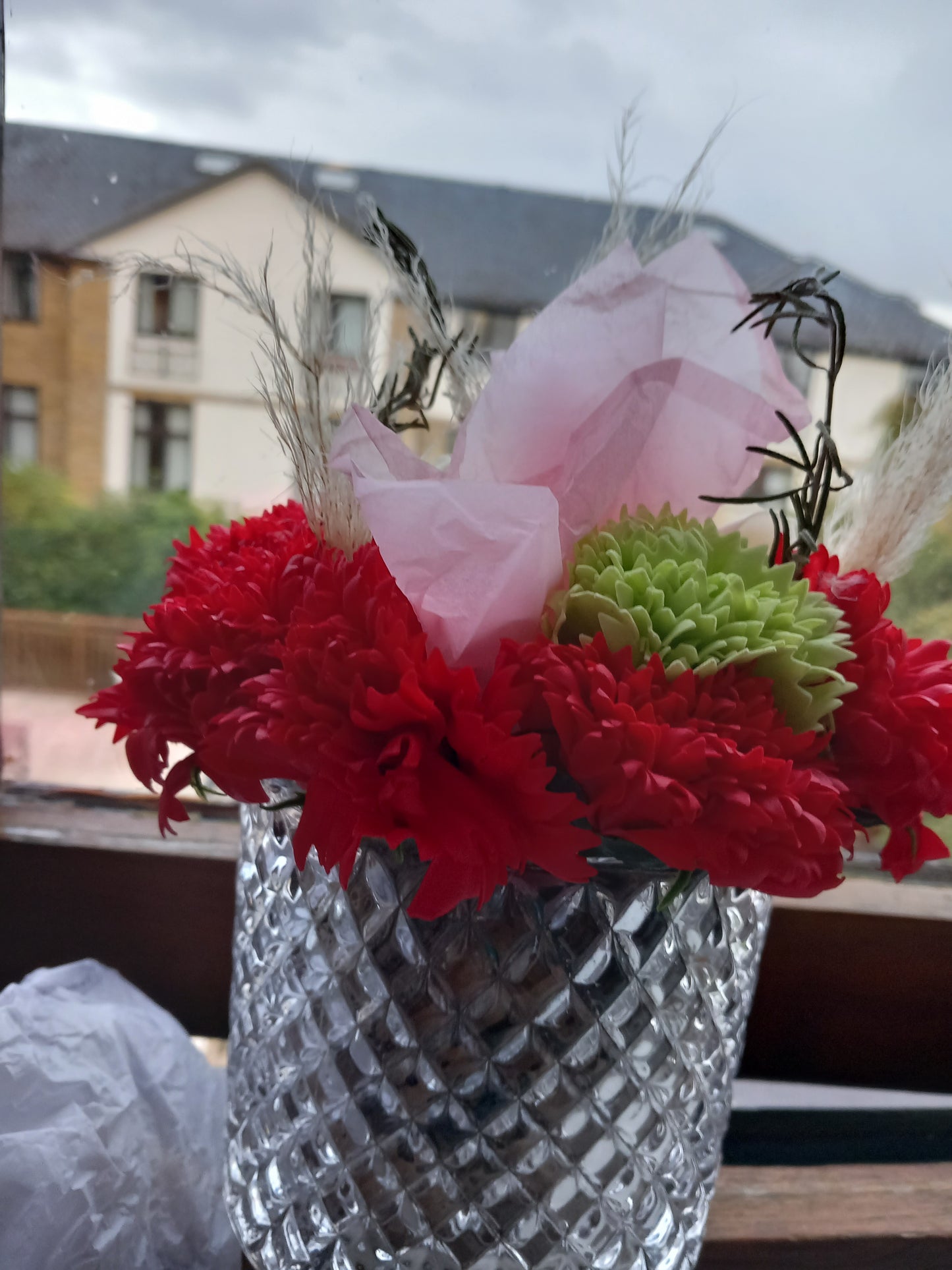 RED GREEN MIX FLOWER SOAP IN GLASSWARE