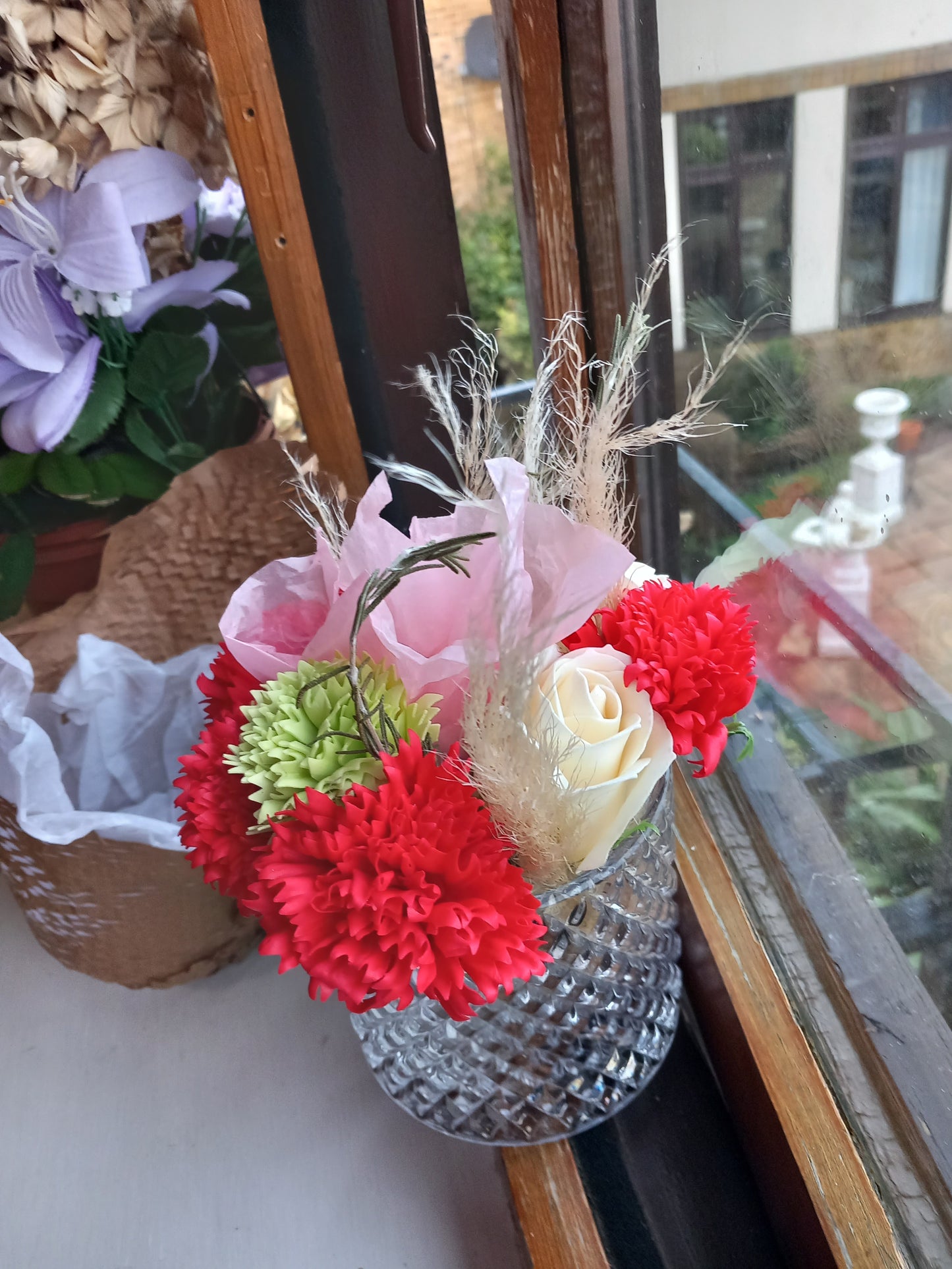 RED GREEN MIX FLOWER SOAP IN GLASSWARE