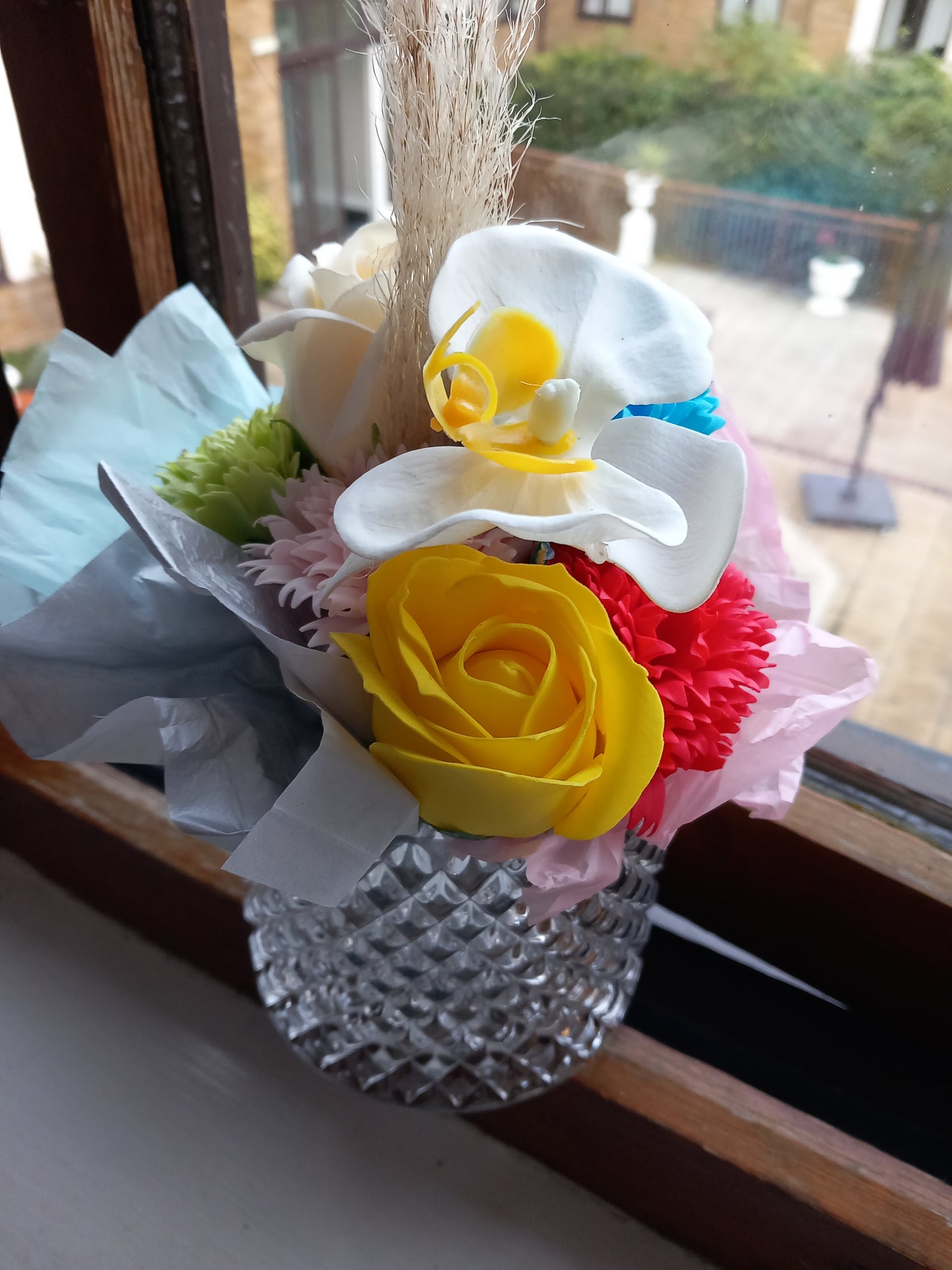 COLOUR CARNATIONS MULTI COLOUR FLOWER SOAP MIXED ROSES IN GLASSWARE