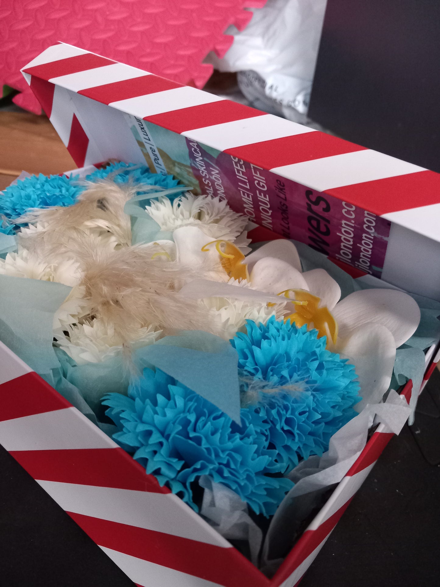 BLUE/WHITE CARNATIONS AND WHITE ORCHIDS COLOUR FLOWER SOAP MIXED IN GIFTBOX