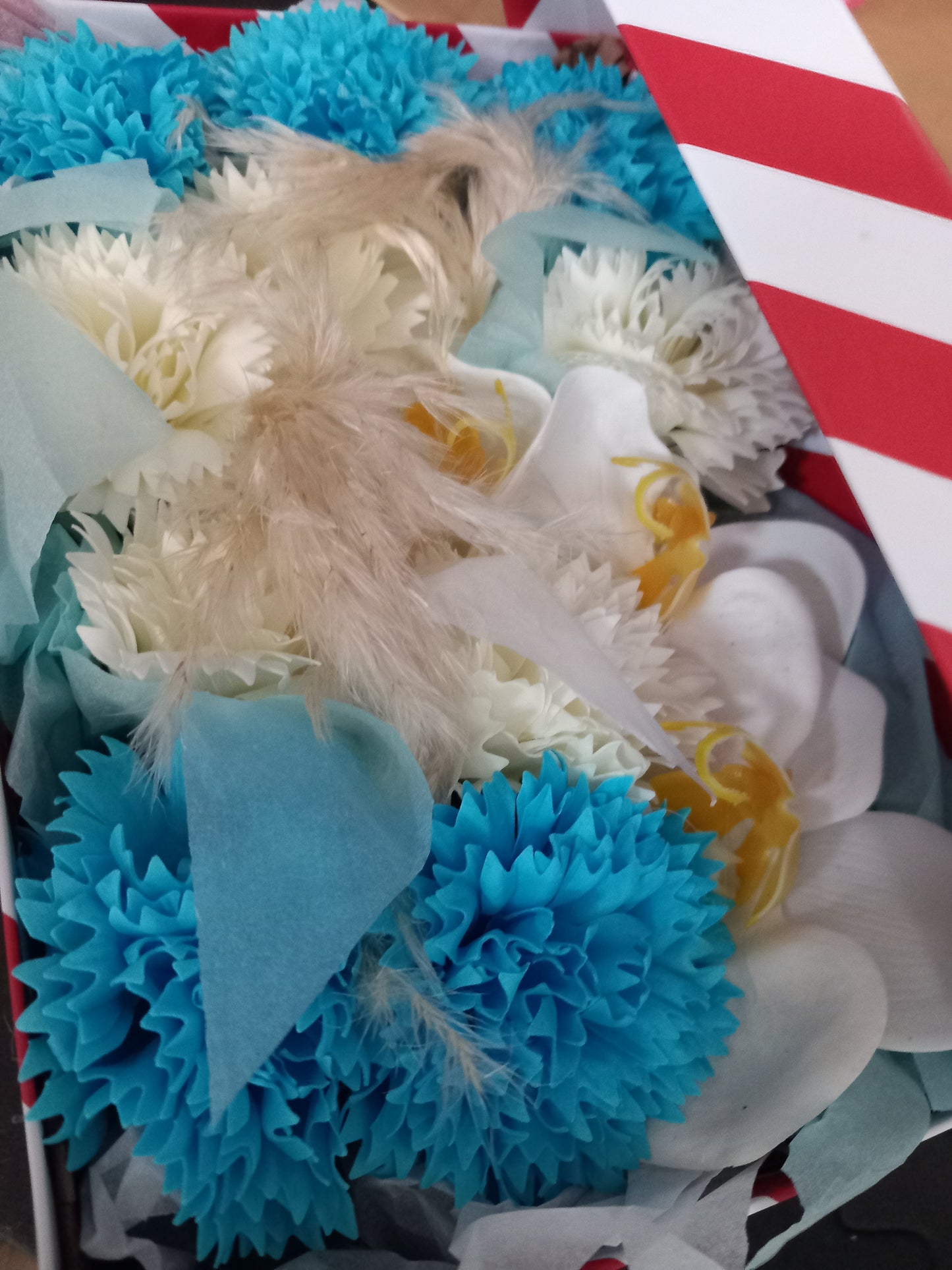 BLUE/WHITE CARNATIONS AND WHITE ORCHIDS COLOUR FLOWER SOAP MIXED IN GIFTBOX