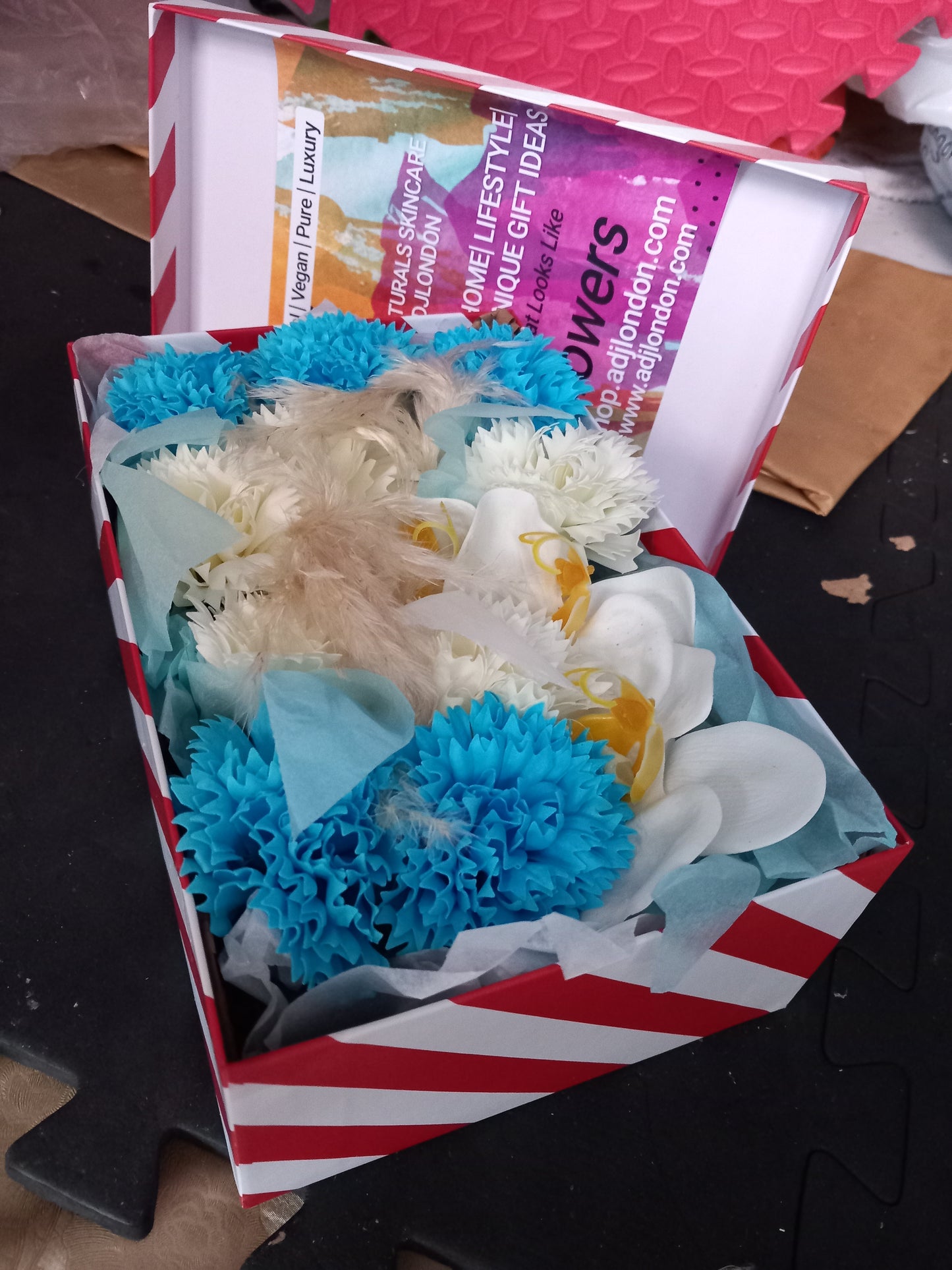 BLUE/WHITE CARNATIONS AND WHITE ORCHIDS COLOUR FLOWER SOAP MIXED IN GIFTBOX
