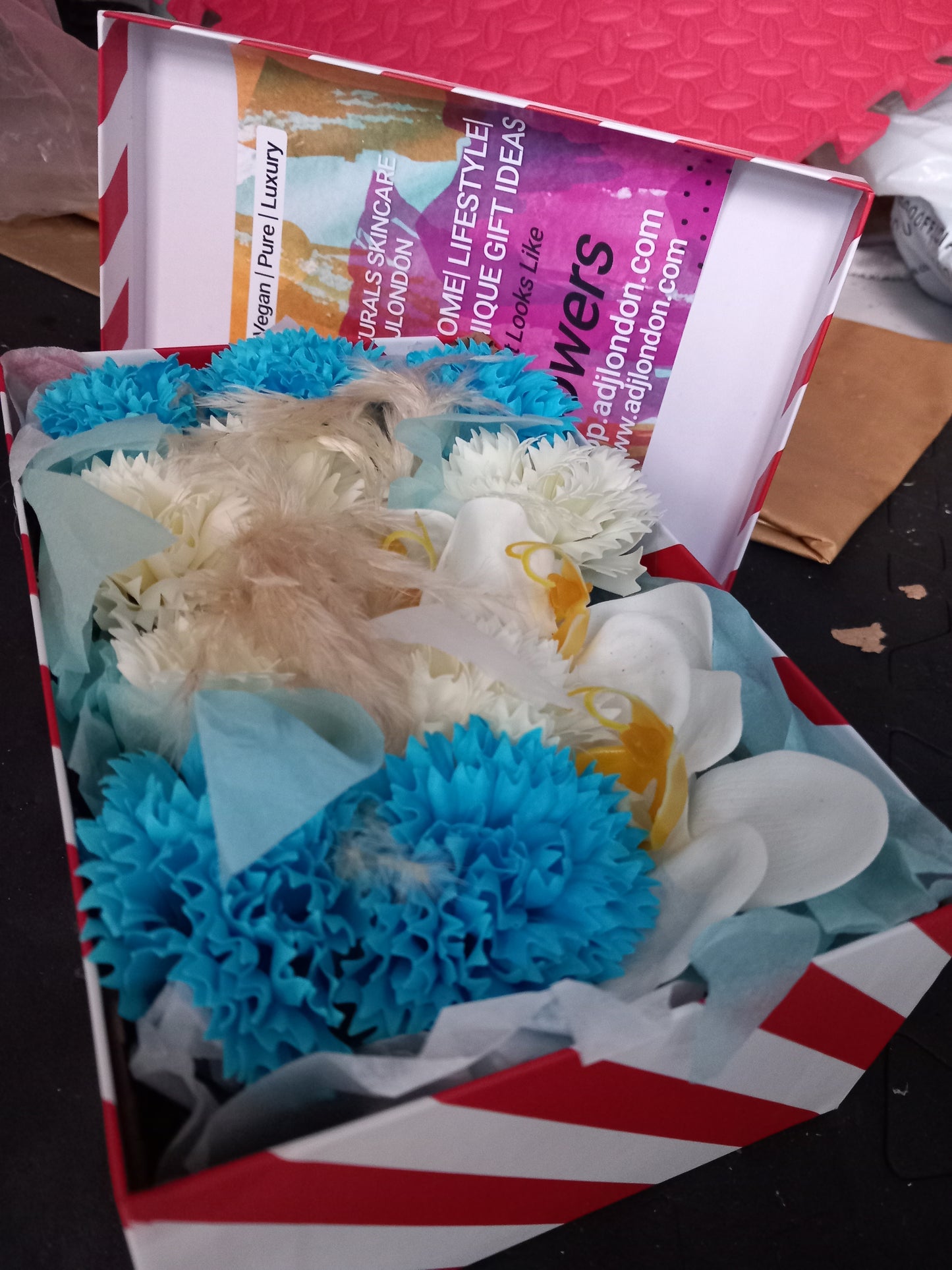 BLUE/WHITE CARNATIONS AND WHITE ORCHIDS COLOUR FLOWER SOAP MIXED IN GIFTBOX