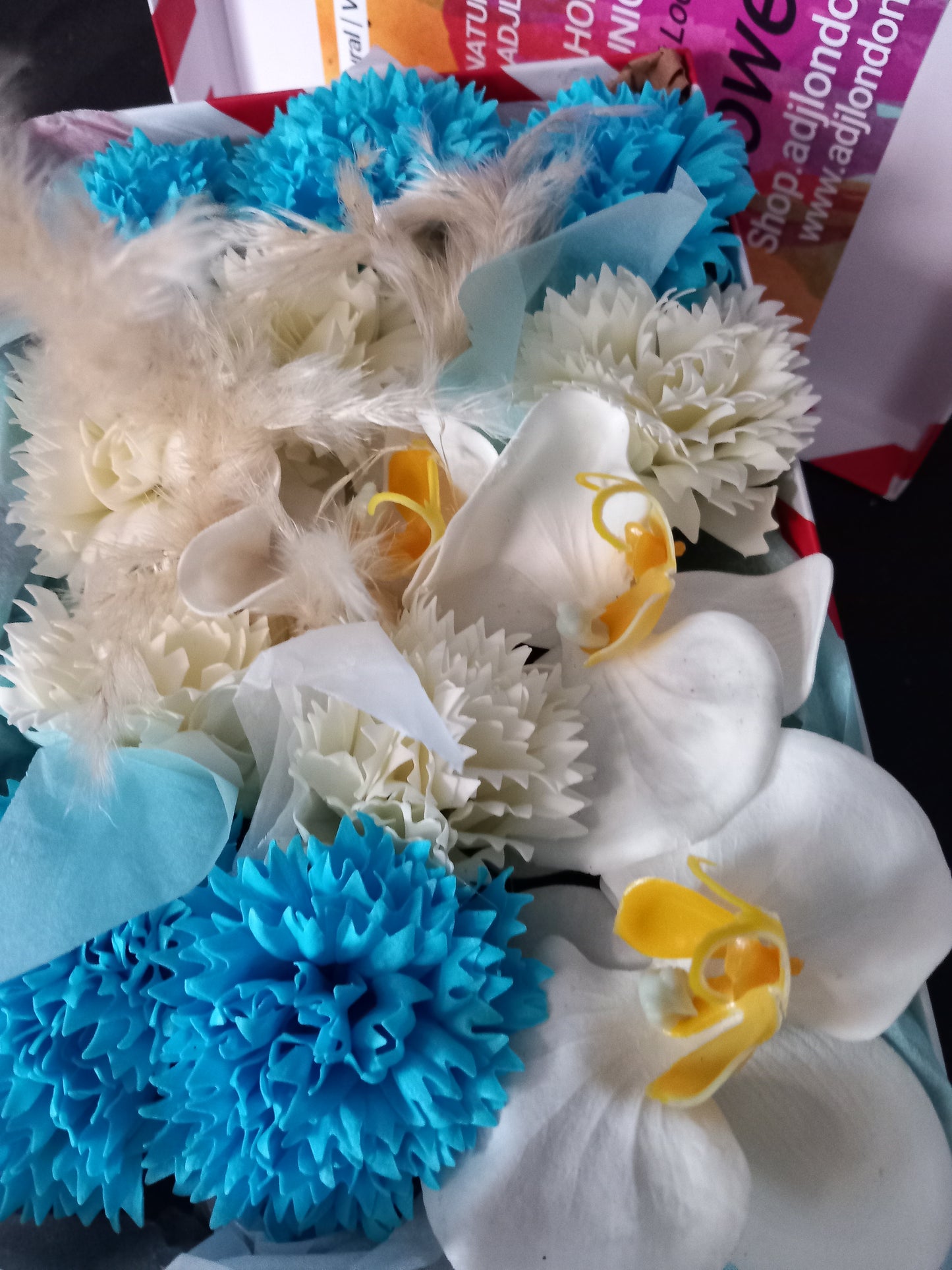 BLUE/WHITE CARNATIONS AND WHITE ORCHIDS COLOUR FLOWER SOAP MIXED IN GIFTBOX