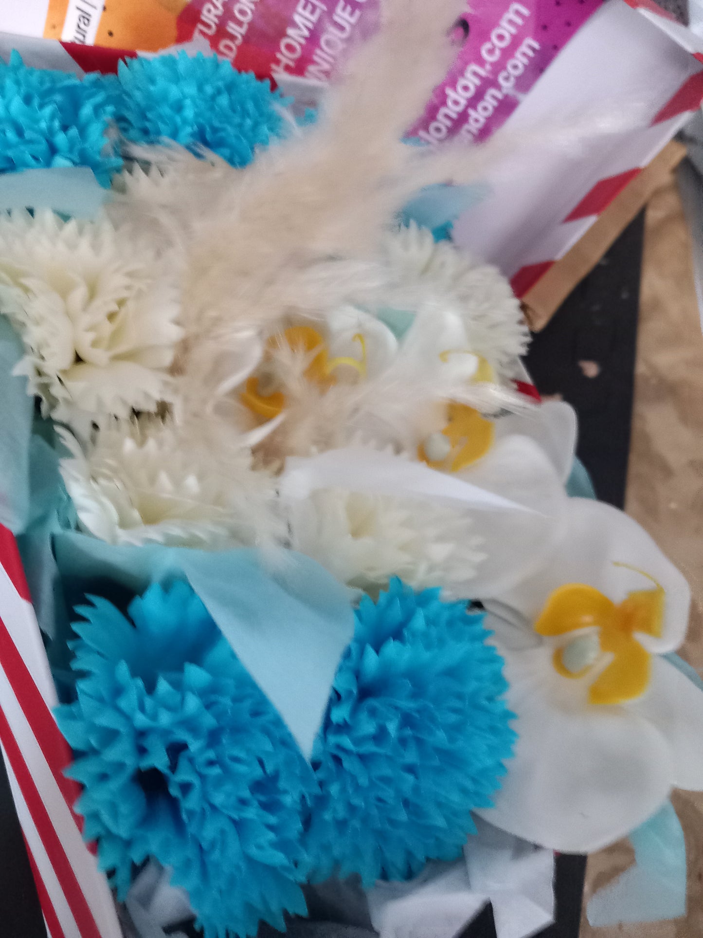 BLUE/WHITE CARNATIONS AND WHITE ORCHIDS COLOUR FLOWER SOAP MIXED IN GIFTBOX
