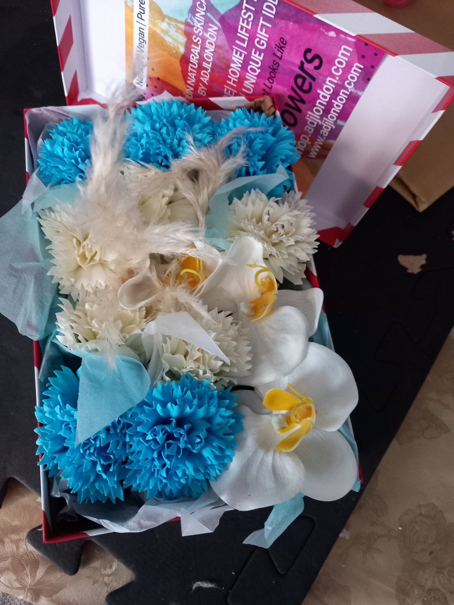 BLUE/WHITE CARNATIONS AND WHITE ORCHIDS COLOUR FLOWER SOAP MIXED IN GIFTBOX