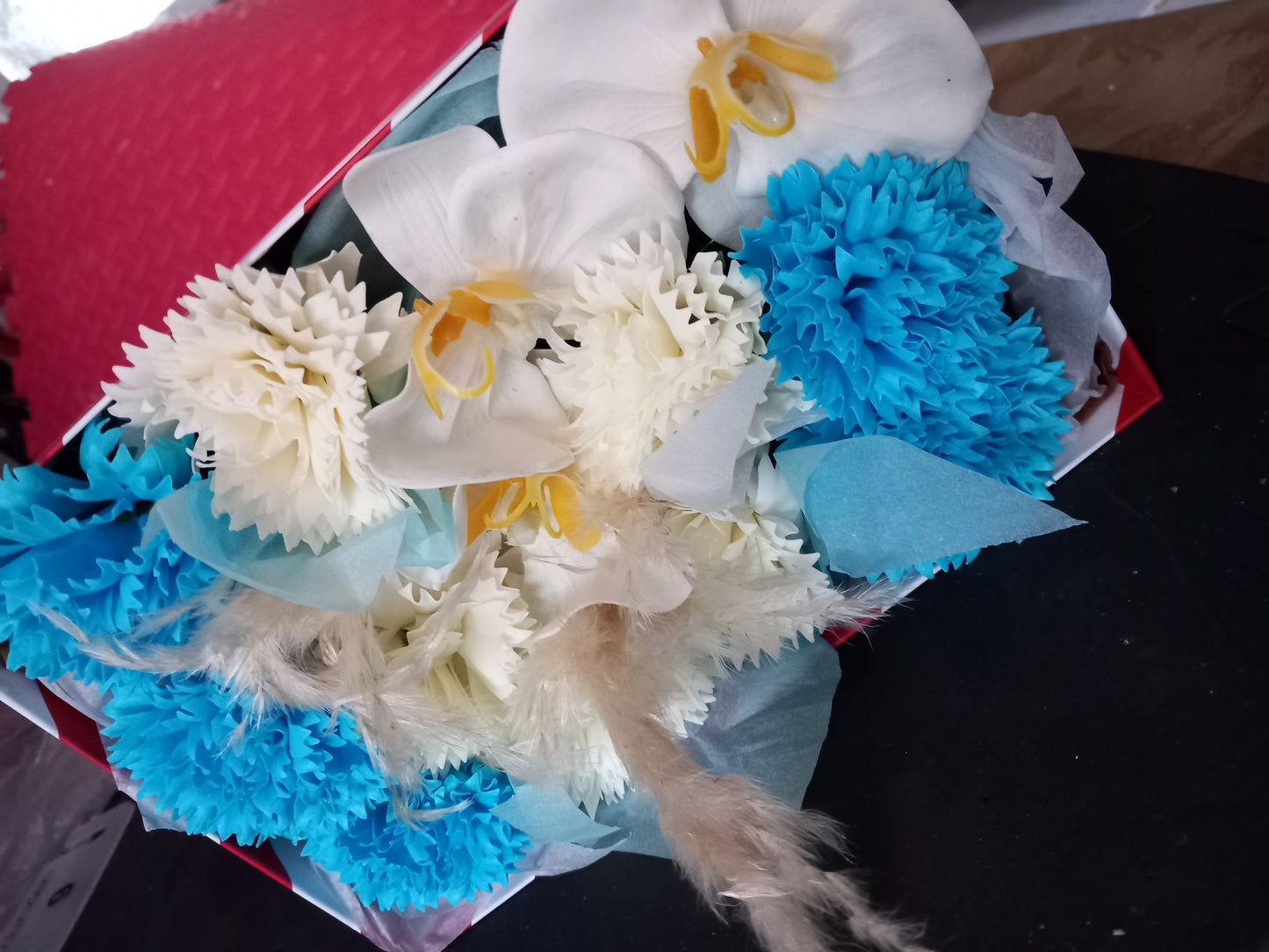 BLUE/WHITE CARNATIONS AND WHITE ORCHIDS COLOUR FLOWER SOAP MIXED IN GIFTBOX