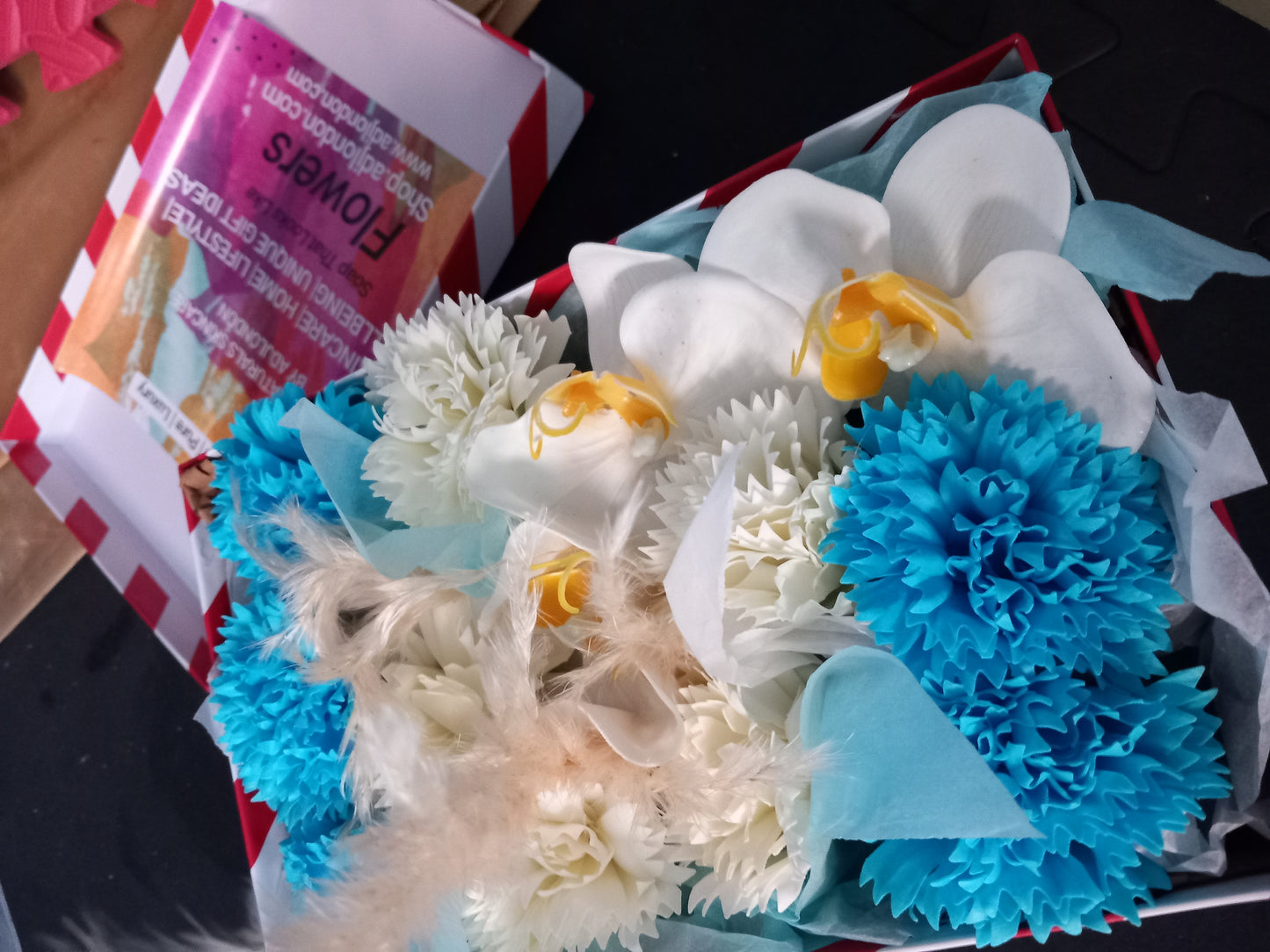 BLUE/WHITE CARNATIONS AND WHITE ORCHIDS COLOUR FLOWER SOAP MIXED IN GIFTBOX