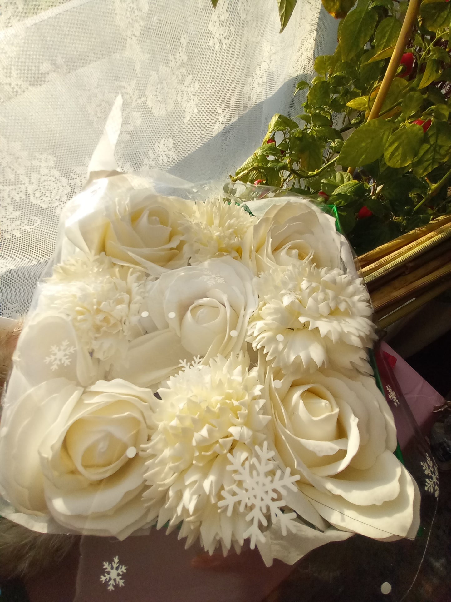 NO PRAMPRAS ALL OFF-WHITE LARGE ROSE HEADS CARNATIONS FLOWER SOAP IN CANDY CANE COLOUR DISPLAY BOX