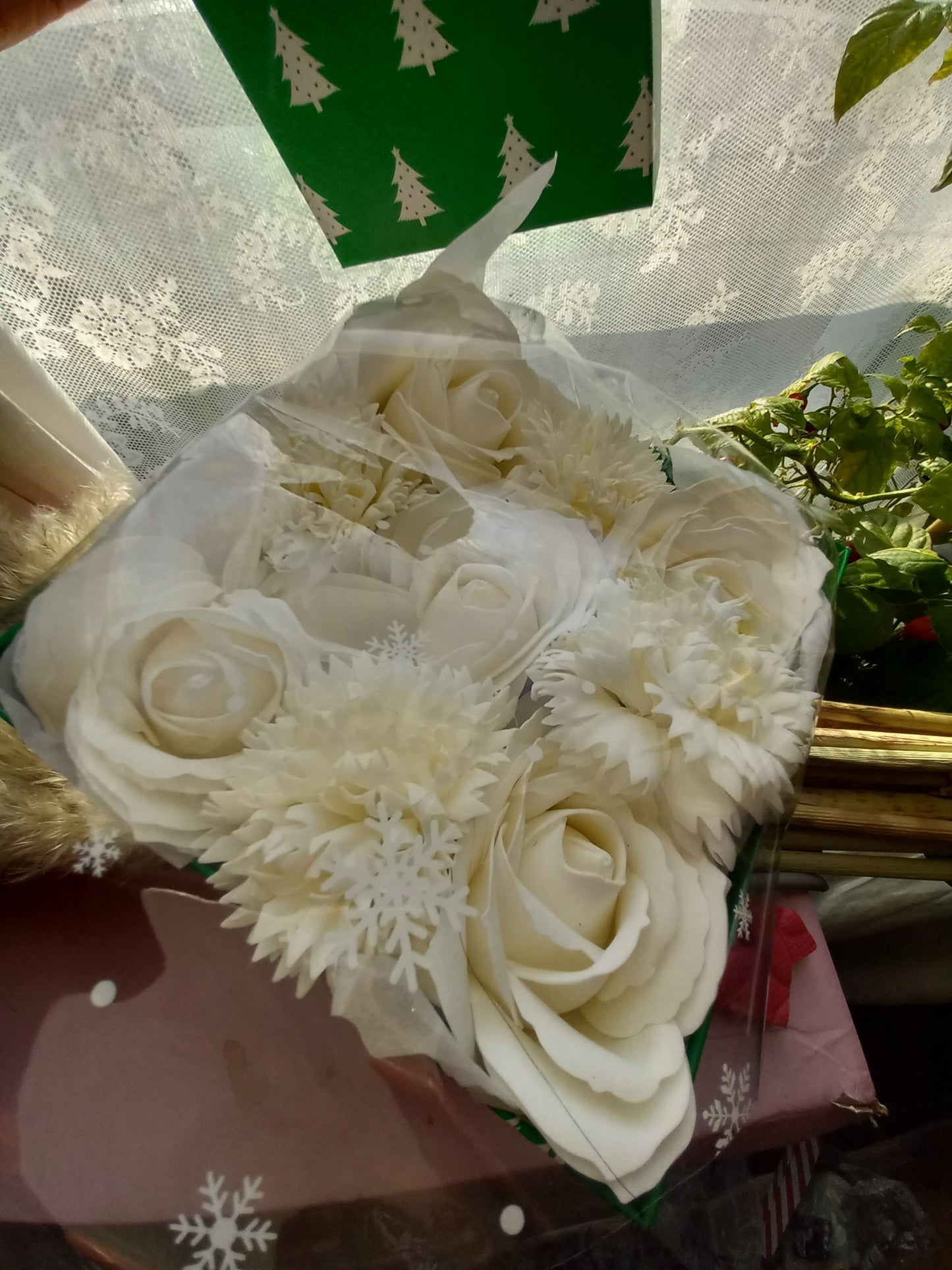 NO PRAMPRAS ALL OFF-WHITE LARGE ROSE HEADS CARNATIONS FLOWER SOAP IN CANDY CANE COLOUR DISPLAY BOX