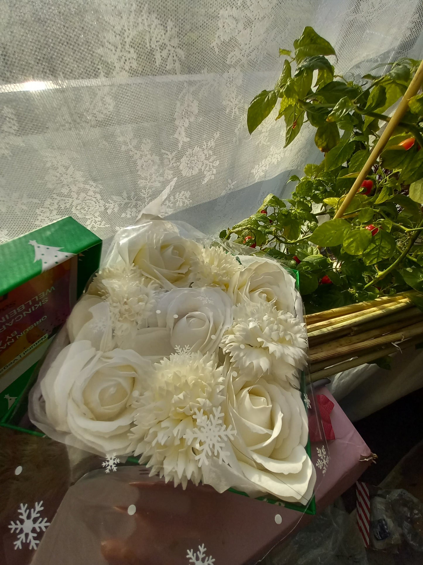 NO PRAMPRAS ALL OFF-WHITE LARGE ROSE HEADS CARNATIONS FLOWER SOAP IN CANDY CANE COLOUR DISPLAY BOX