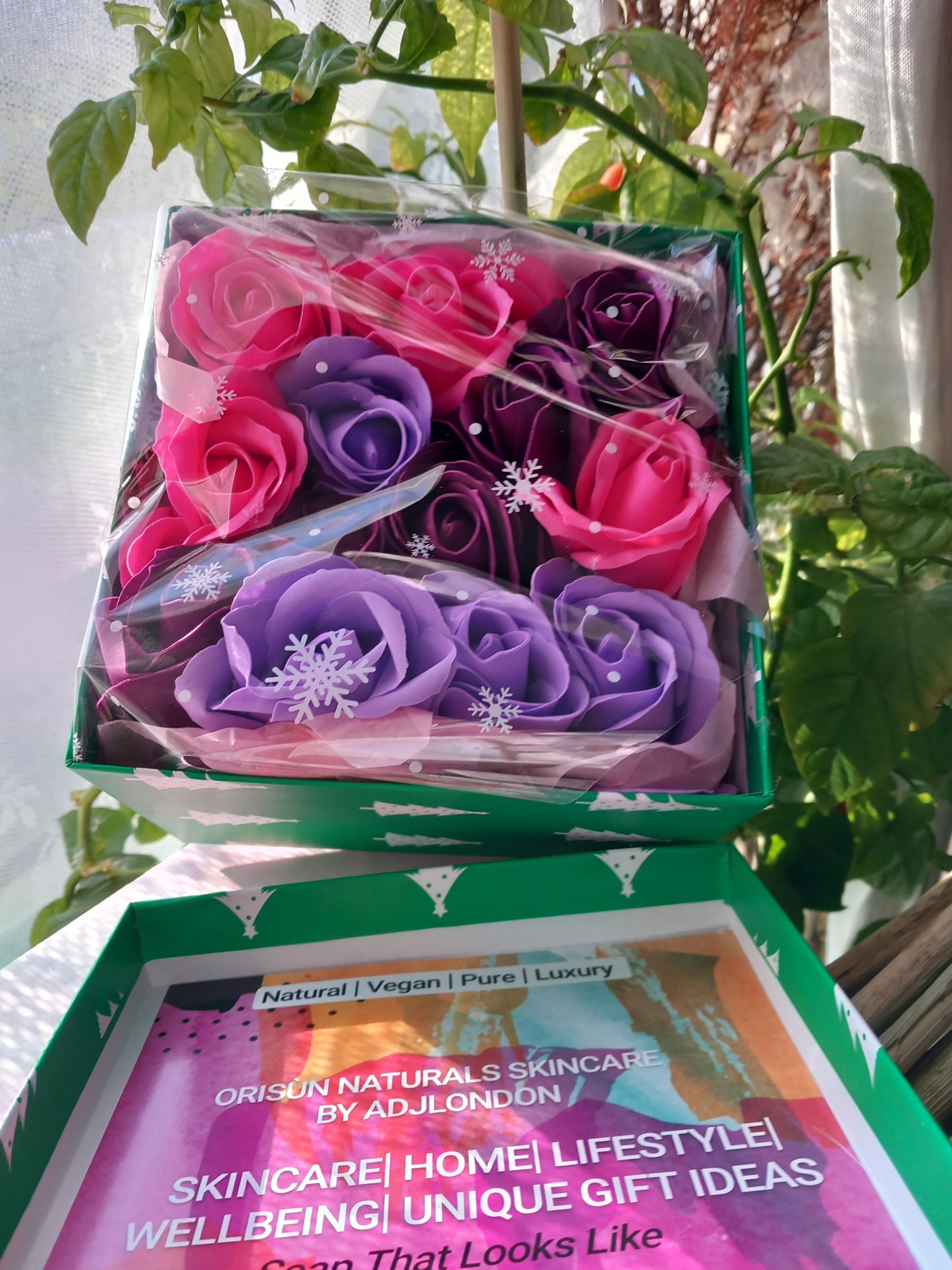 NO PRAMPRAS PURPLE PINK LARGE ROSE HEADS FLOWER SOAP IN GREEN DISPLAY BOX