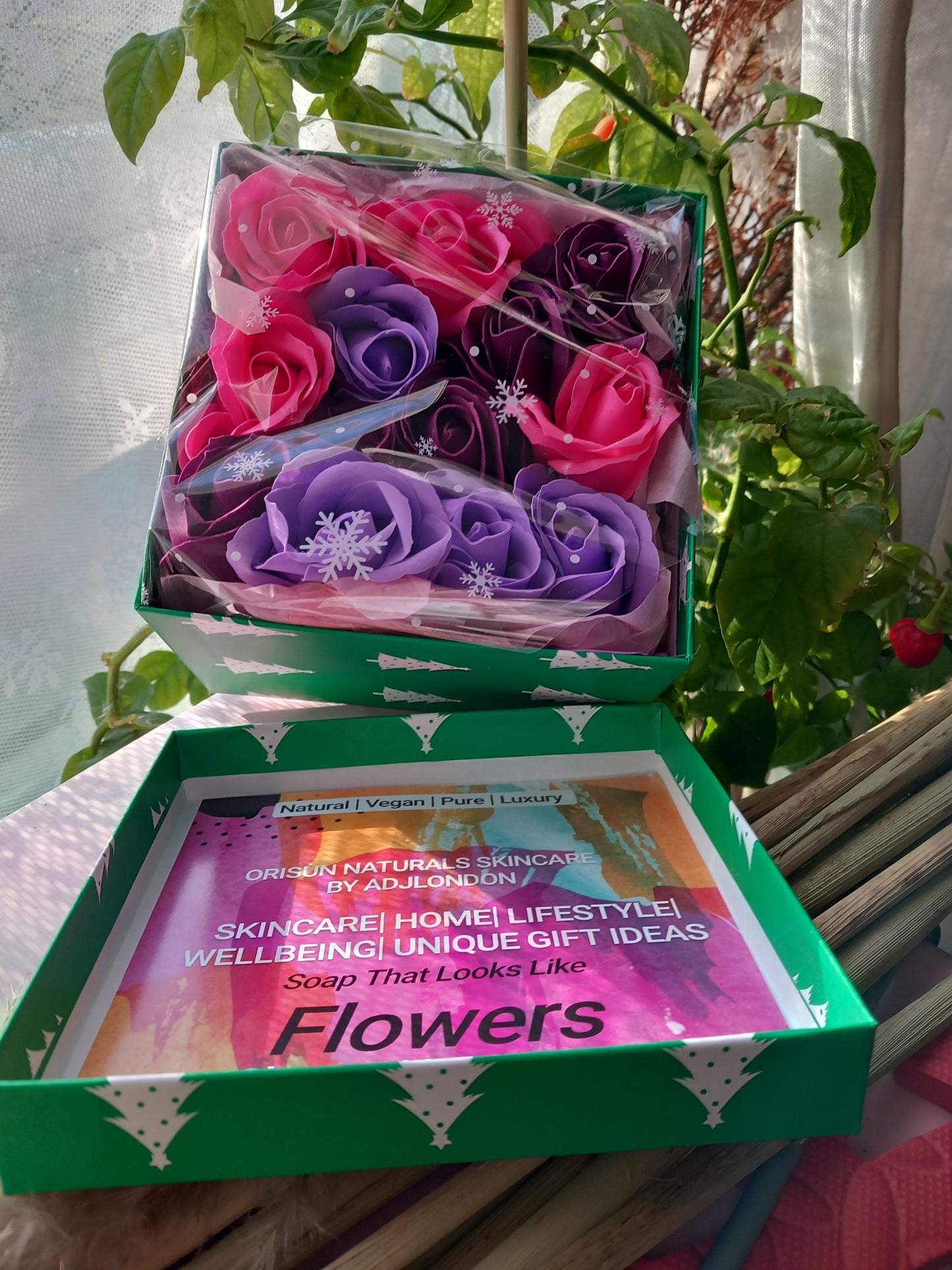 NO PRAMPRAS PURPLE PINK LARGE ROSE HEADS FLOWER SOAP IN GREEN DISPLAY BOX