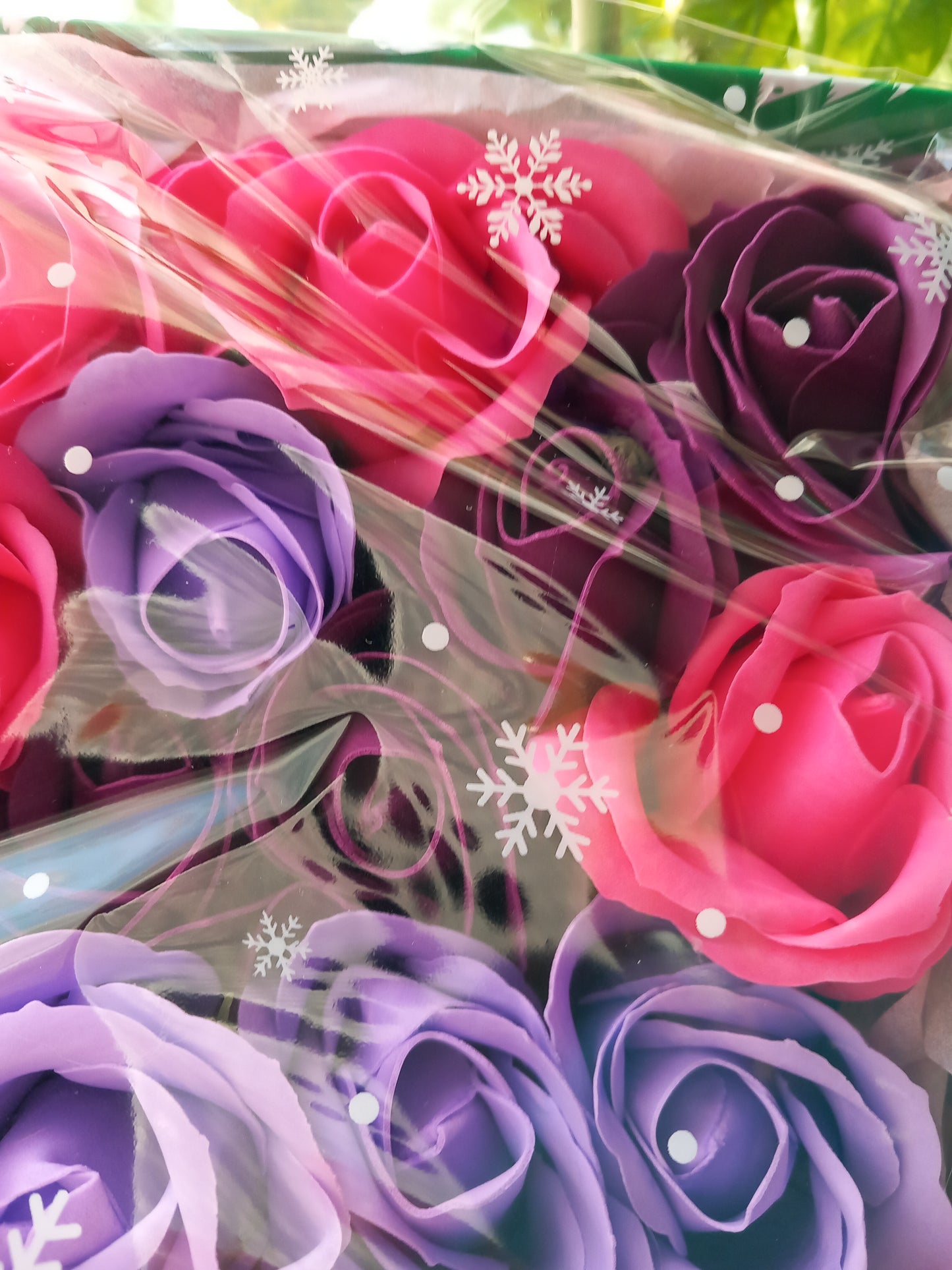 NO PRAMPRAS PURPLE PINK LARGE ROSE HEADS FLOWER SOAP IN GREEN DISPLAY BOX