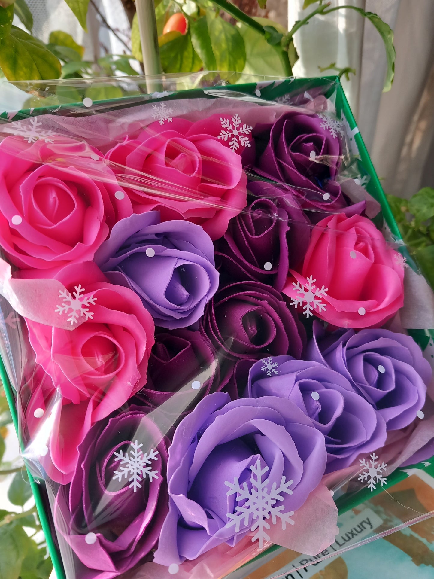 NO PRAMPRAS PURPLE PINK LARGE ROSE HEADS FLOWER SOAP IN GREEN DISPLAY BOX