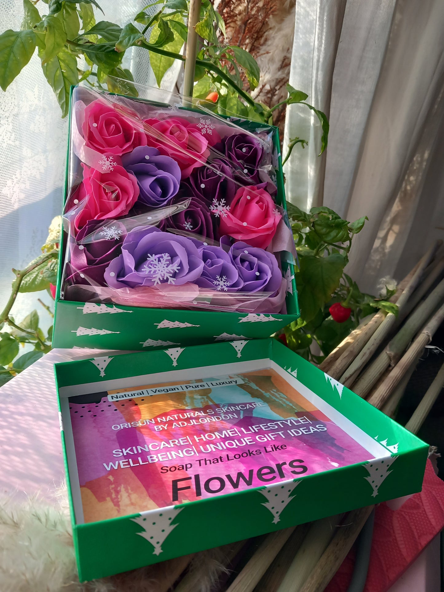 NO PRAMPRAS PURPLE PINK LARGE ROSE HEADS FLOWER SOAP IN GREEN DISPLAY BOX