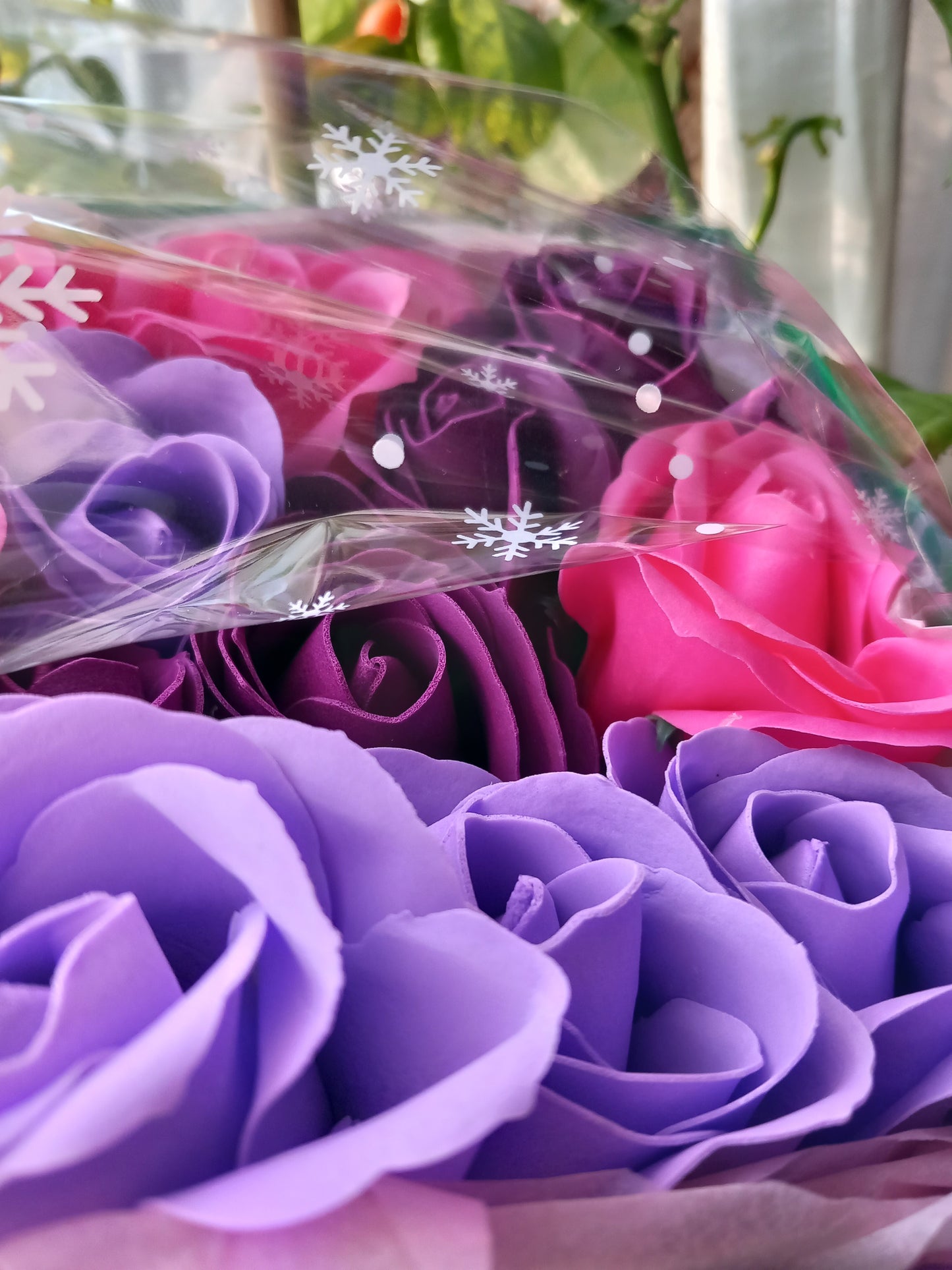 NO PRAMPRAS PURPLE PINK LARGE ROSE HEADS FLOWER SOAP IN GREEN DISPLAY BOX