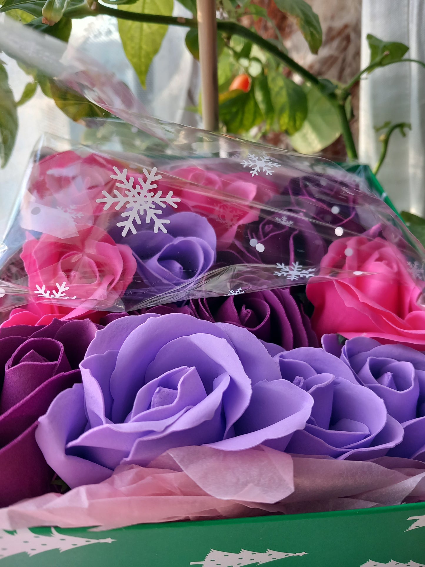 NO PRAMPRAS PURPLE PINK LARGE ROSE HEADS FLOWER SOAP IN GREEN DISPLAY BOX
