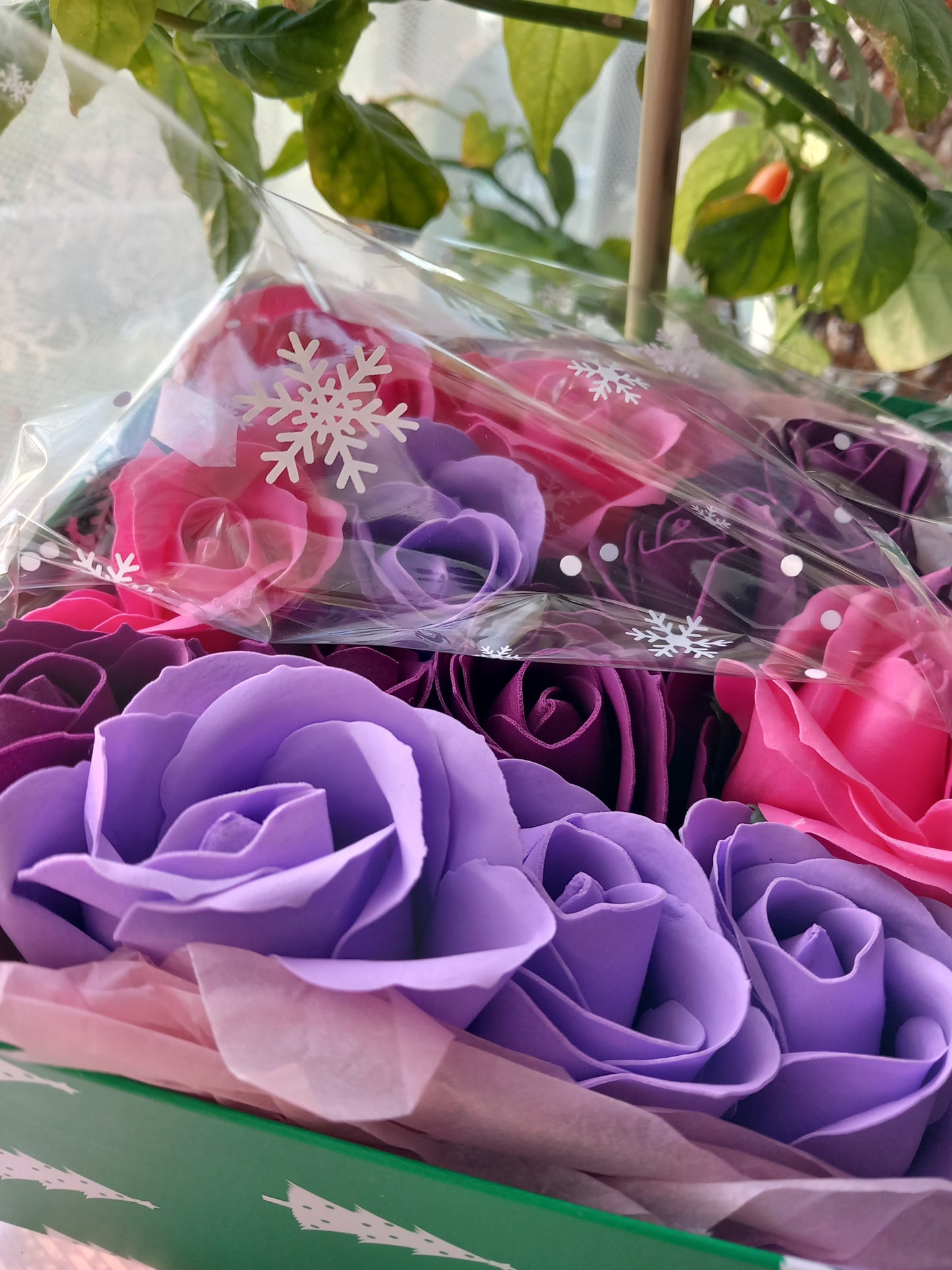 NO PRAMPRAS PURPLE PINK LARGE ROSE HEADS FLOWER SOAP IN GREEN DISPLAY BOX