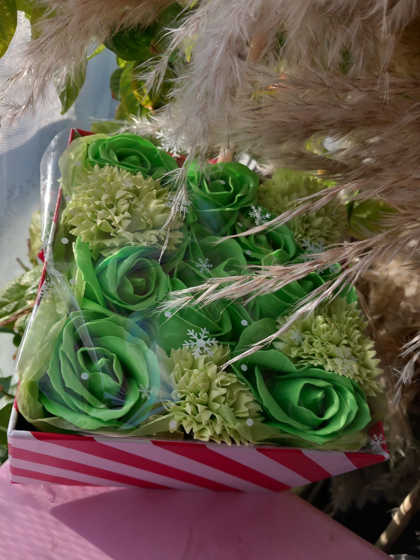 ALL SHADES GREEN ROSE HEADS CARNATIONS FLOWER SOAP IN CANDY CANE COLOUR DISPLAY BOX