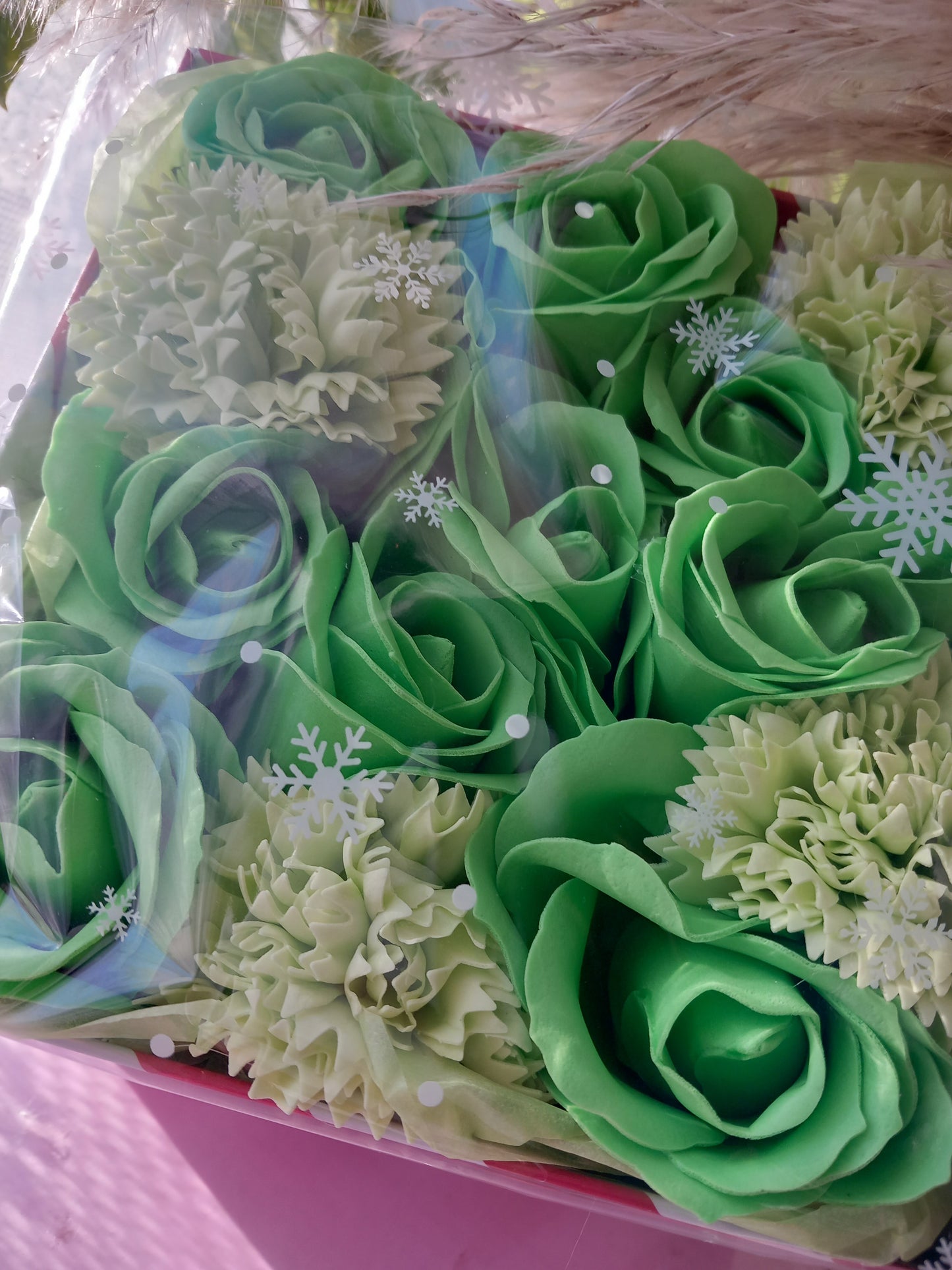 ALL SHADES GREEN ROSE HEADS CARNATIONS FLOWER SOAP IN CANDY CANE COLOUR DISPLAY BOX
