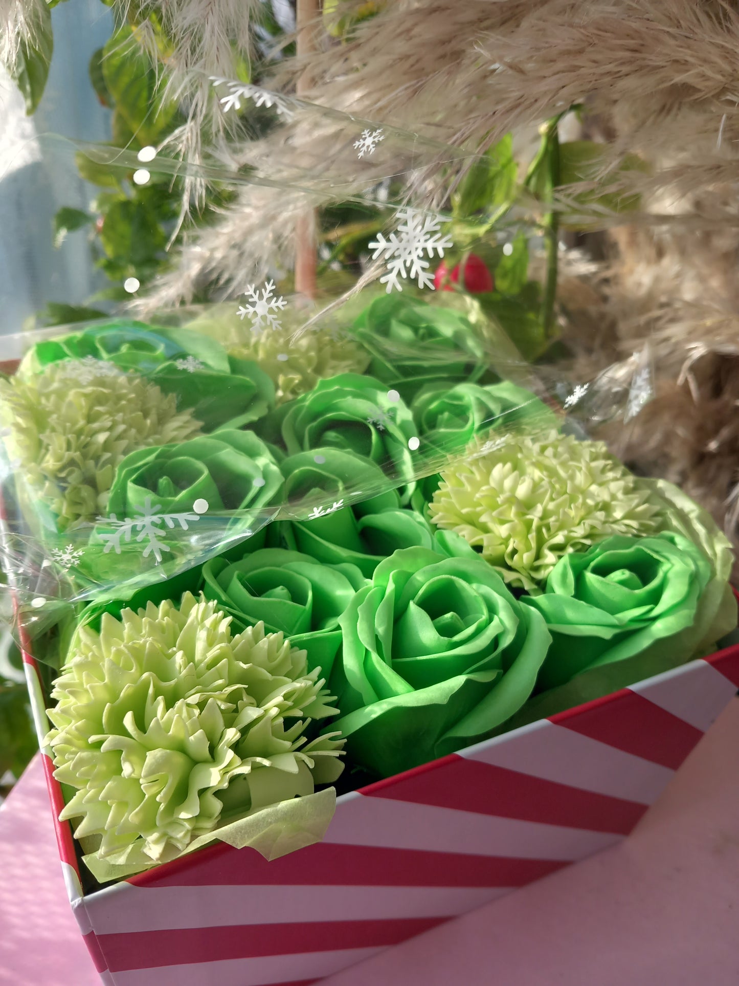 ALL SHADES GREEN ROSE HEADS CARNATIONS FLOWER SOAP IN CANDY CANE COLOUR DISPLAY BOX