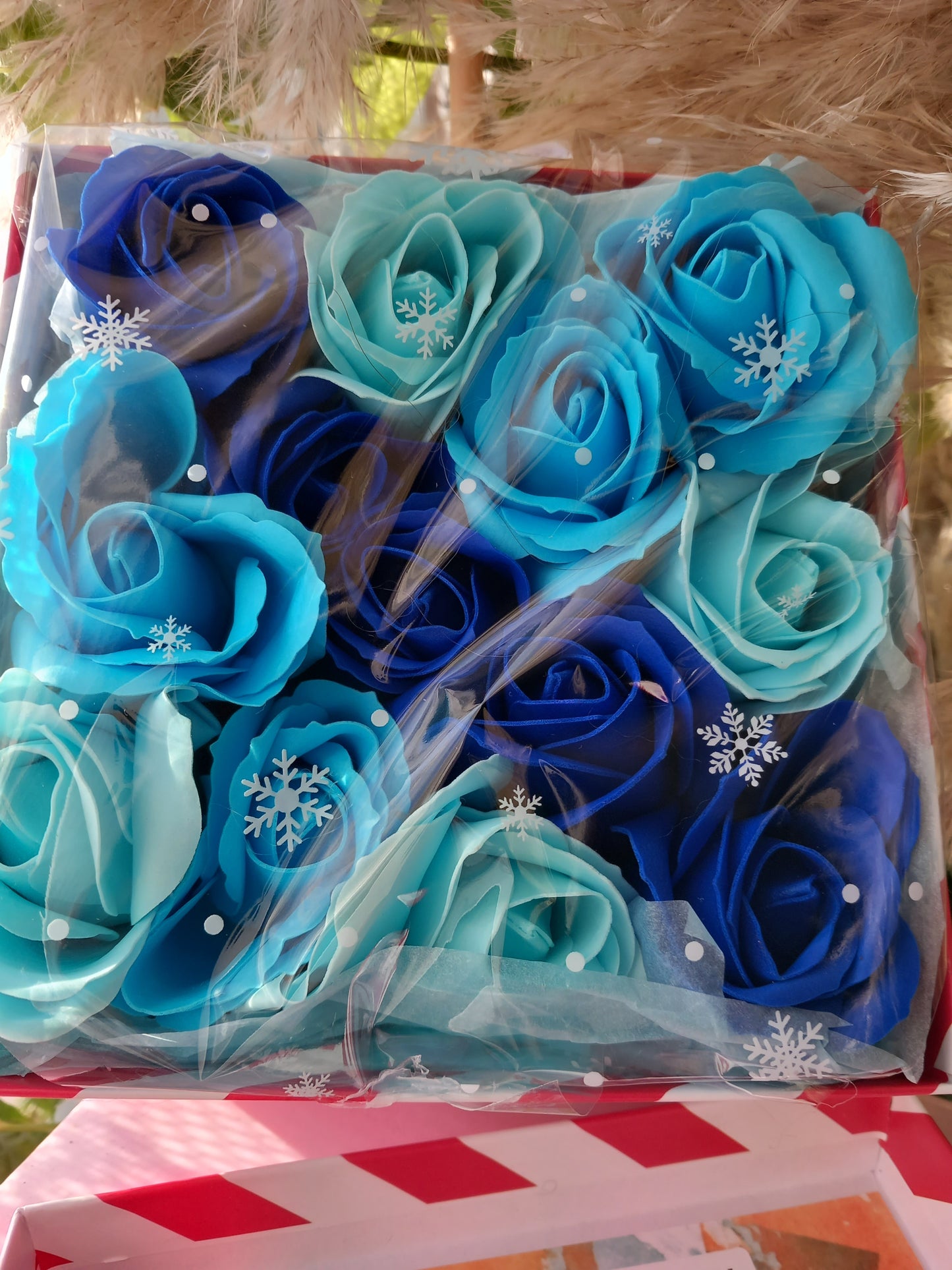ALL BLUE SHADES ROSE HEADS FLOWER SOAP IN CANDY CANE COLOUR DISPLAY BOX