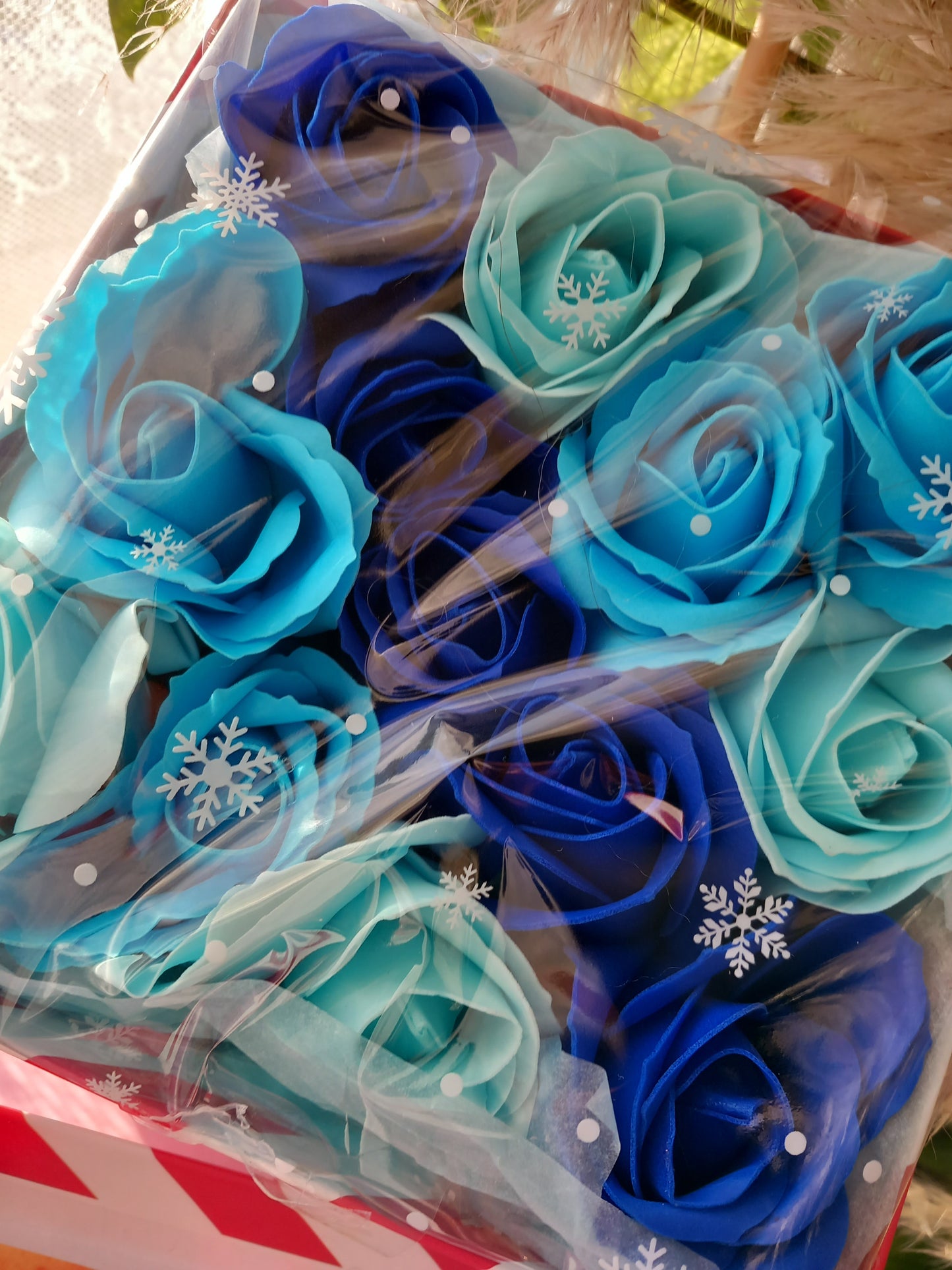 ALL BLUE SHADES ROSE HEADS FLOWER SOAP IN CANDY CANE COLOUR DISPLAY BOX