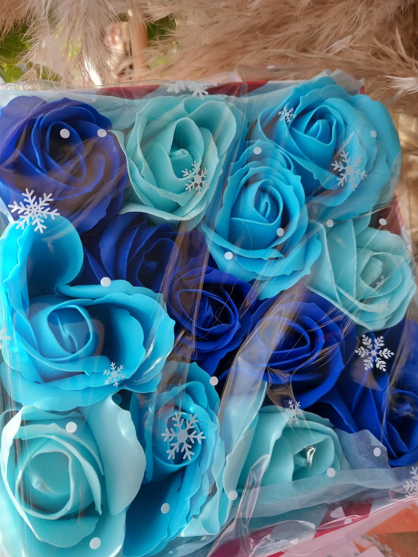 ALL BLUE SHADES ROSE HEADS FLOWER SOAP IN CANDY CANE COLOUR DISPLAY BOX