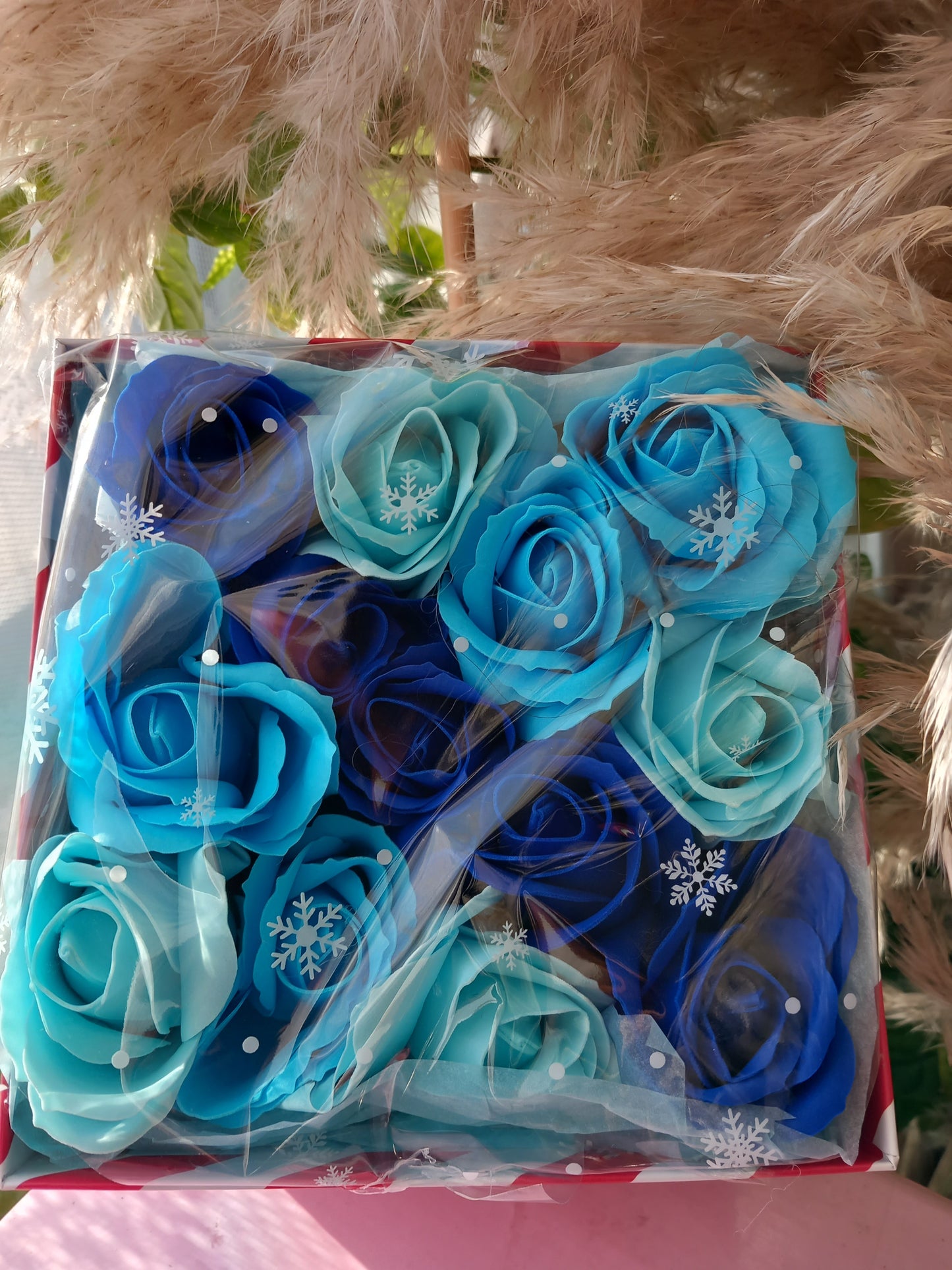 ALL BLUE SHADES ROSE HEADS FLOWER SOAP IN CANDY CANE COLOUR DISPLAY BOX