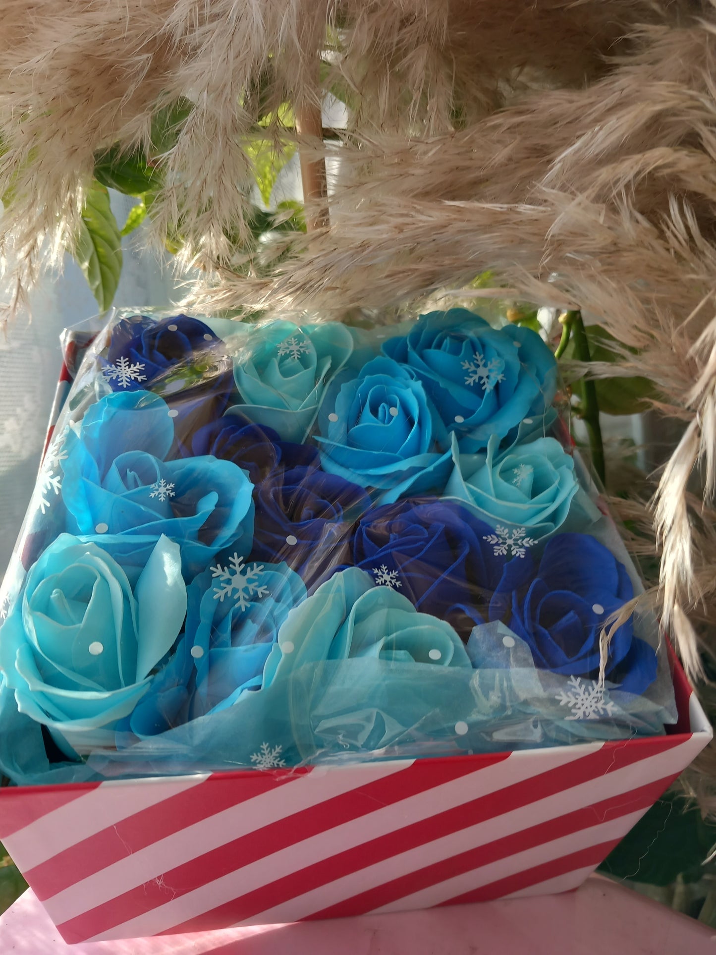 ALL BLUE SHADES ROSE HEADS FLOWER SOAP IN CANDY CANE COLOUR DISPLAY BOX