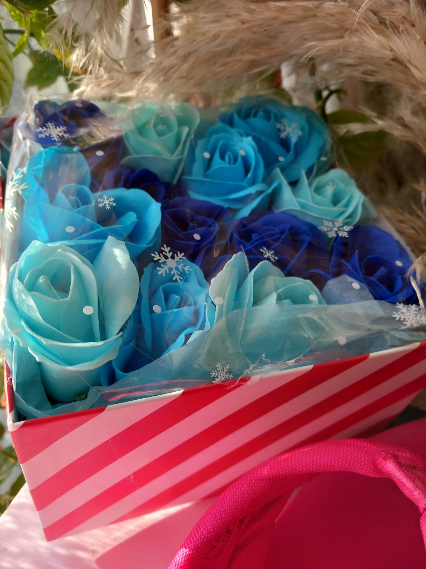 ALL BLUE SHADES ROSE HEADS FLOWER SOAP IN CANDY CANE COLOUR DISPLAY BOX
