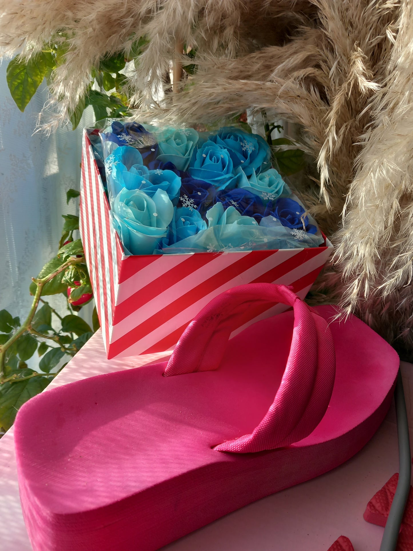 ALL BLUE SHADES ROSE HEADS FLOWER SOAP IN CANDY CANE COLOUR DISPLAY BOX