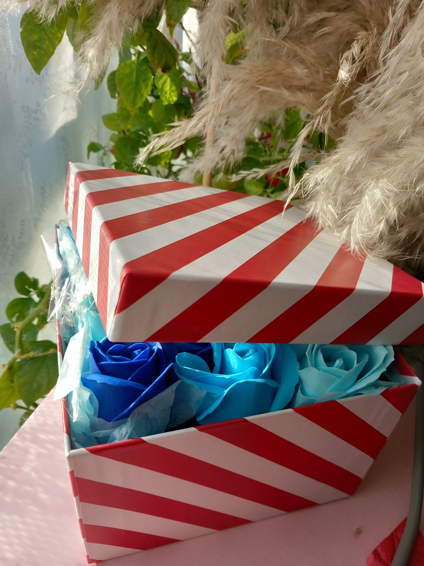 ALL BLUE SHADES ROSE HEADS FLOWER SOAP IN CANDY CANE COLOUR DISPLAY BOX