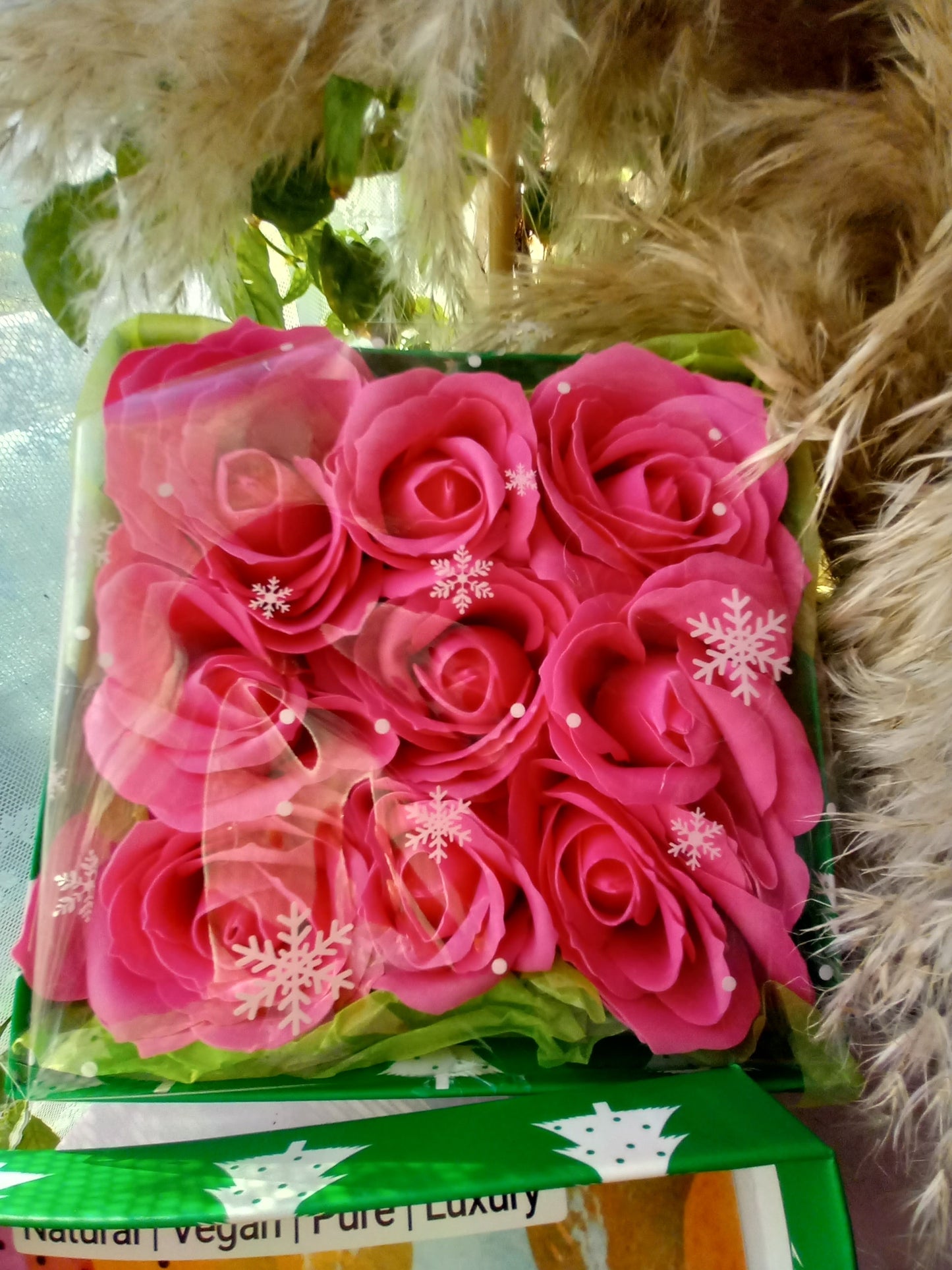 NO PRAMPRAS LARGE PINK ROSE HEADS FLOWER SOAP IN GREEN DISPLAY BOX