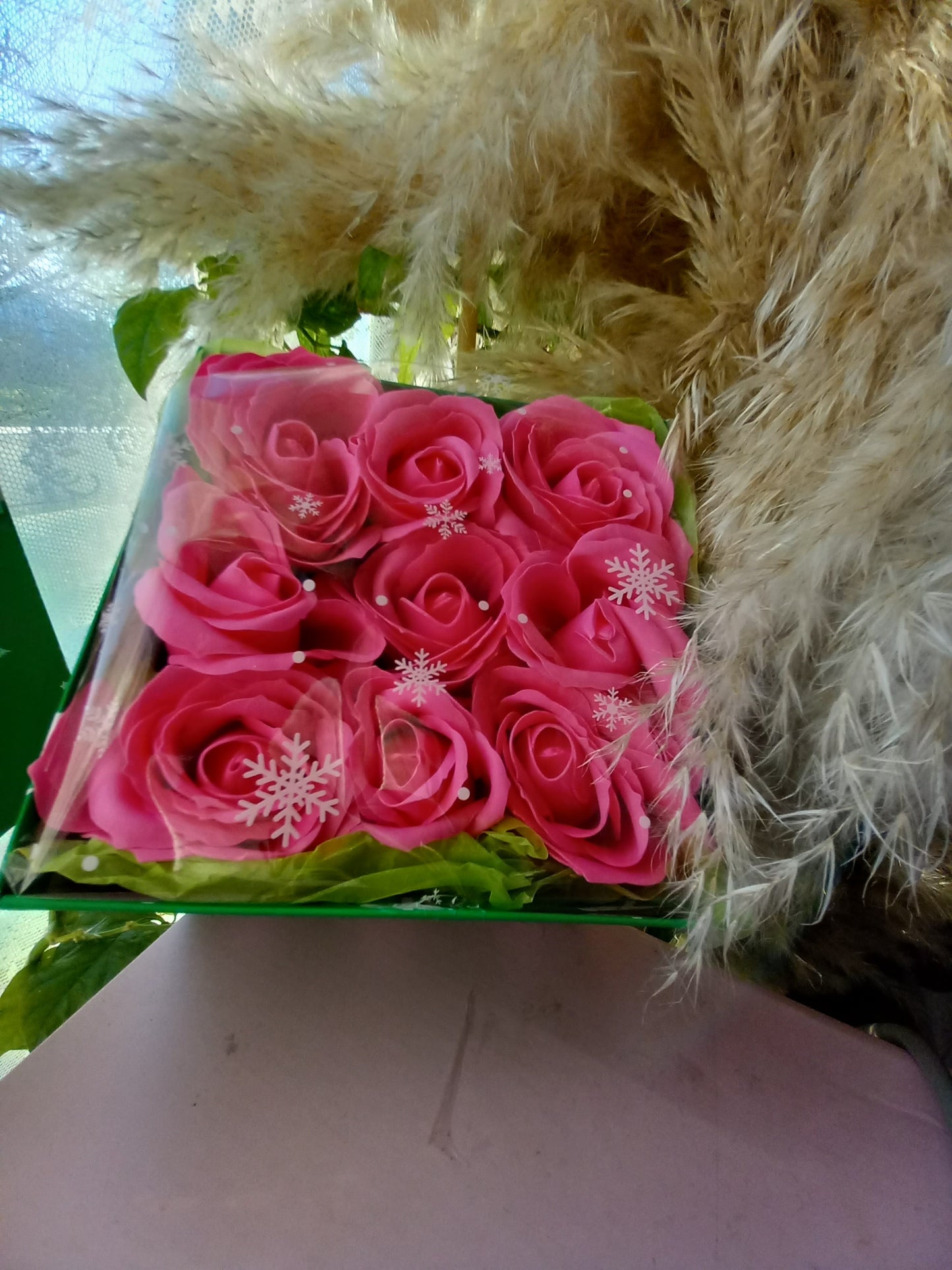 NO PRAMPRAS LARGE PINK ROSE HEADS FLOWER SOAP IN GREEN DISPLAY BOX