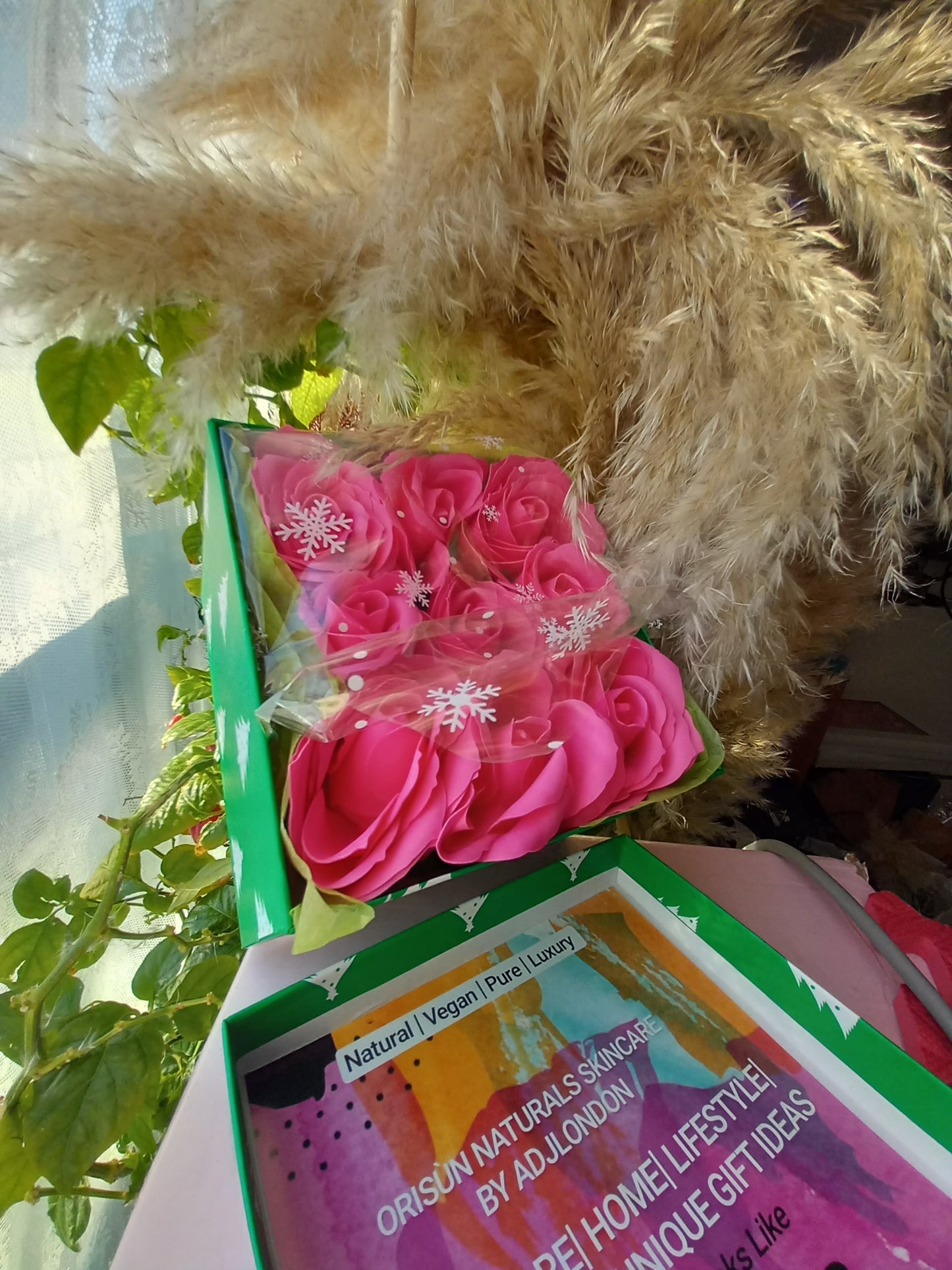 NO PRAMPRAS LARGE PINK ROSE HEADS FLOWER SOAP IN GREEN DISPLAY BOX