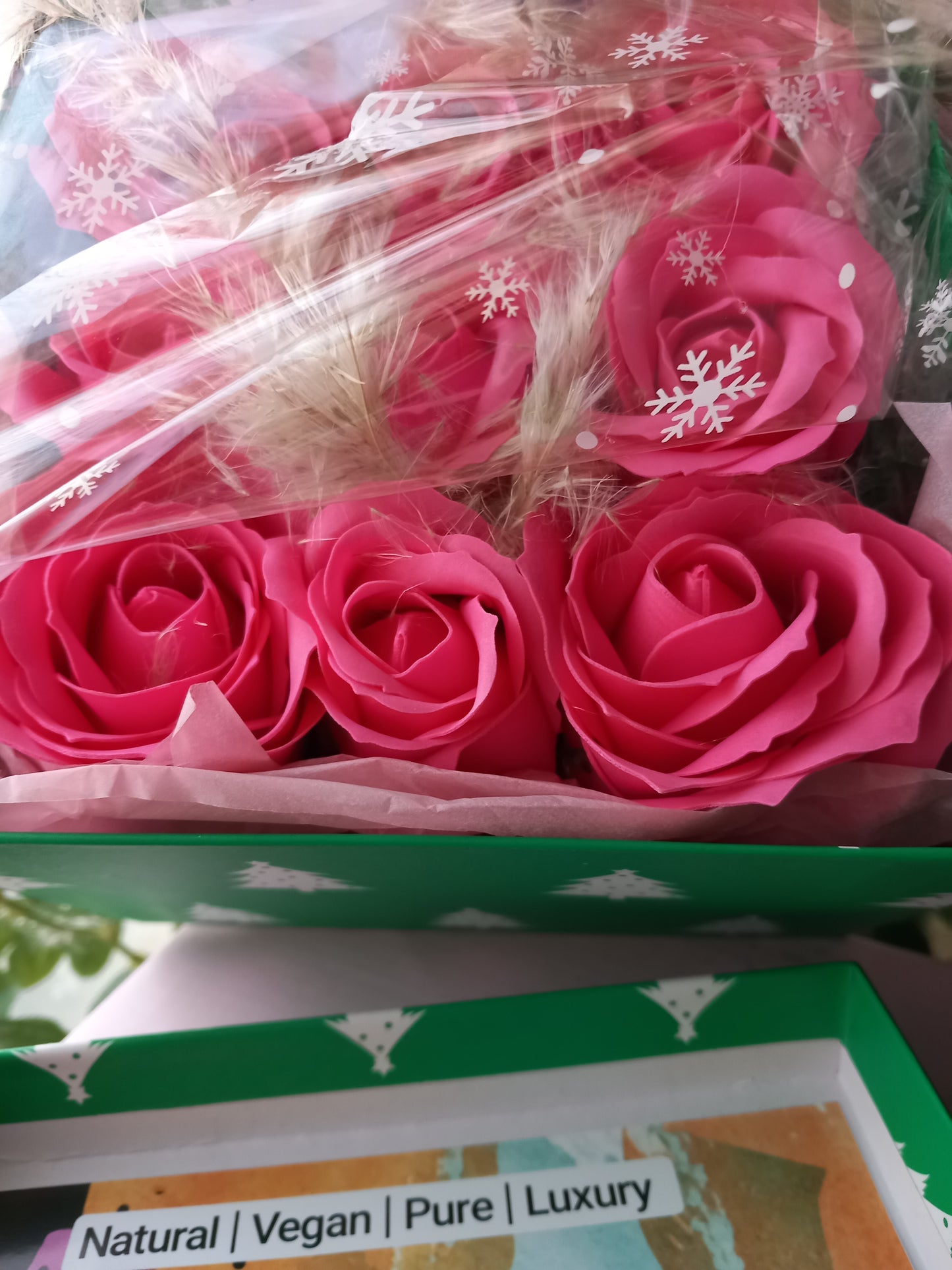 9 LARGE PINK ROSE HEADS FLOWER SOAP IN GREEN DISPLAY BOX