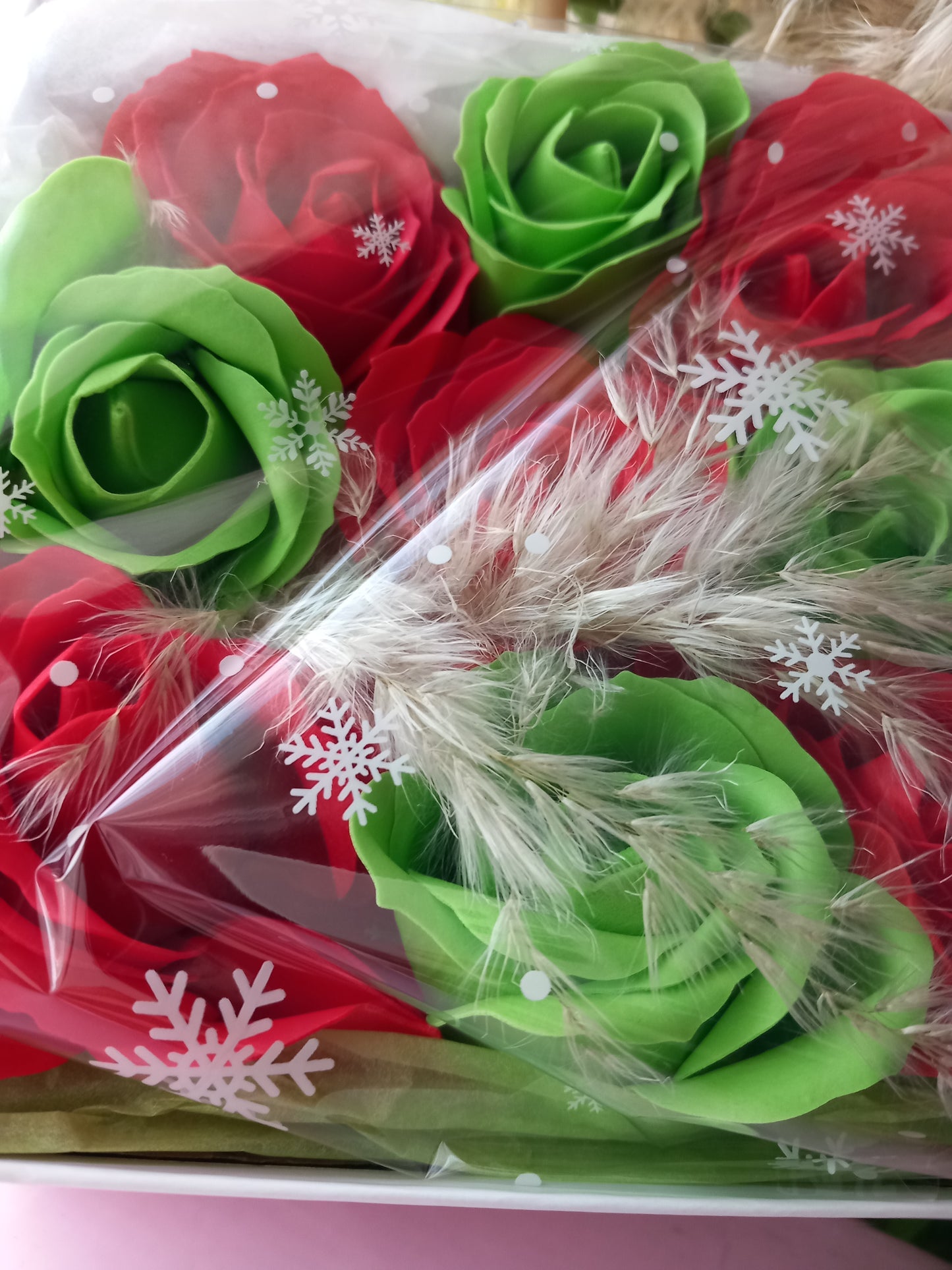 LARGE RED GREEN ROSE HEADS FLOWER SOAP IN WHITE DISPLAY BOX