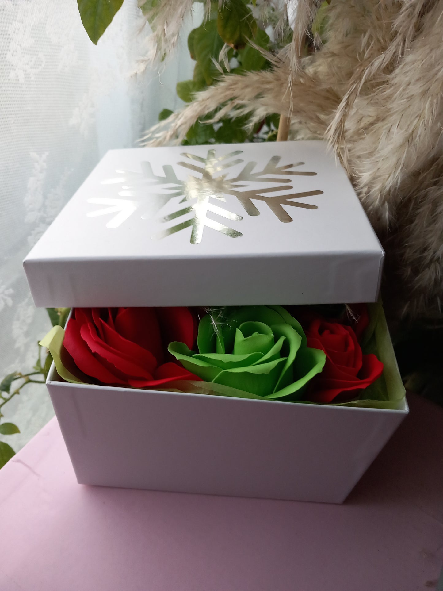 LARGE RED GREEN ROSE HEADS FLOWER SOAP IN WHITE DISPLAY BOX
